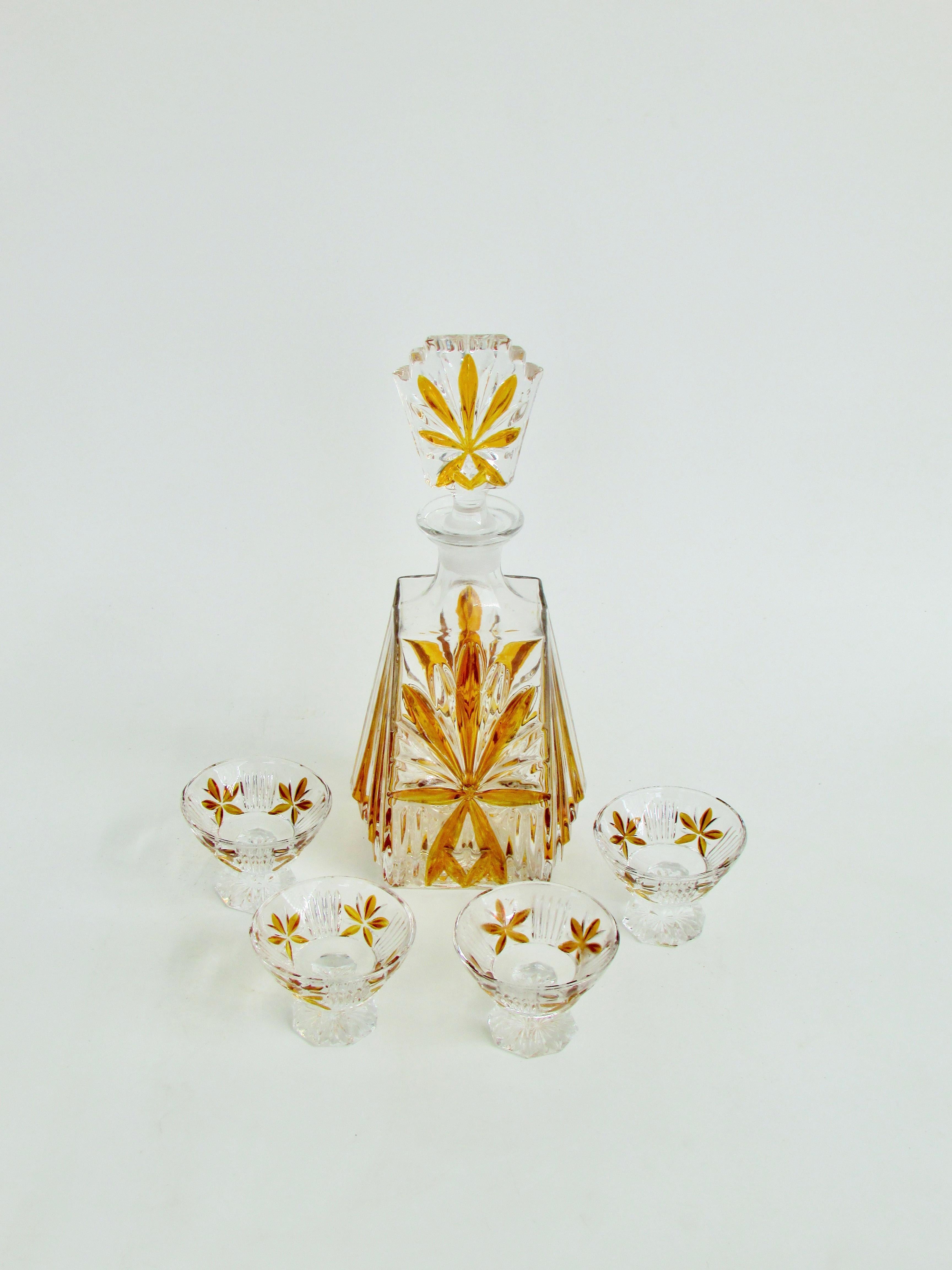 Art Deco era amber design on clear glass decanter with stopper and four cups For Sale 3