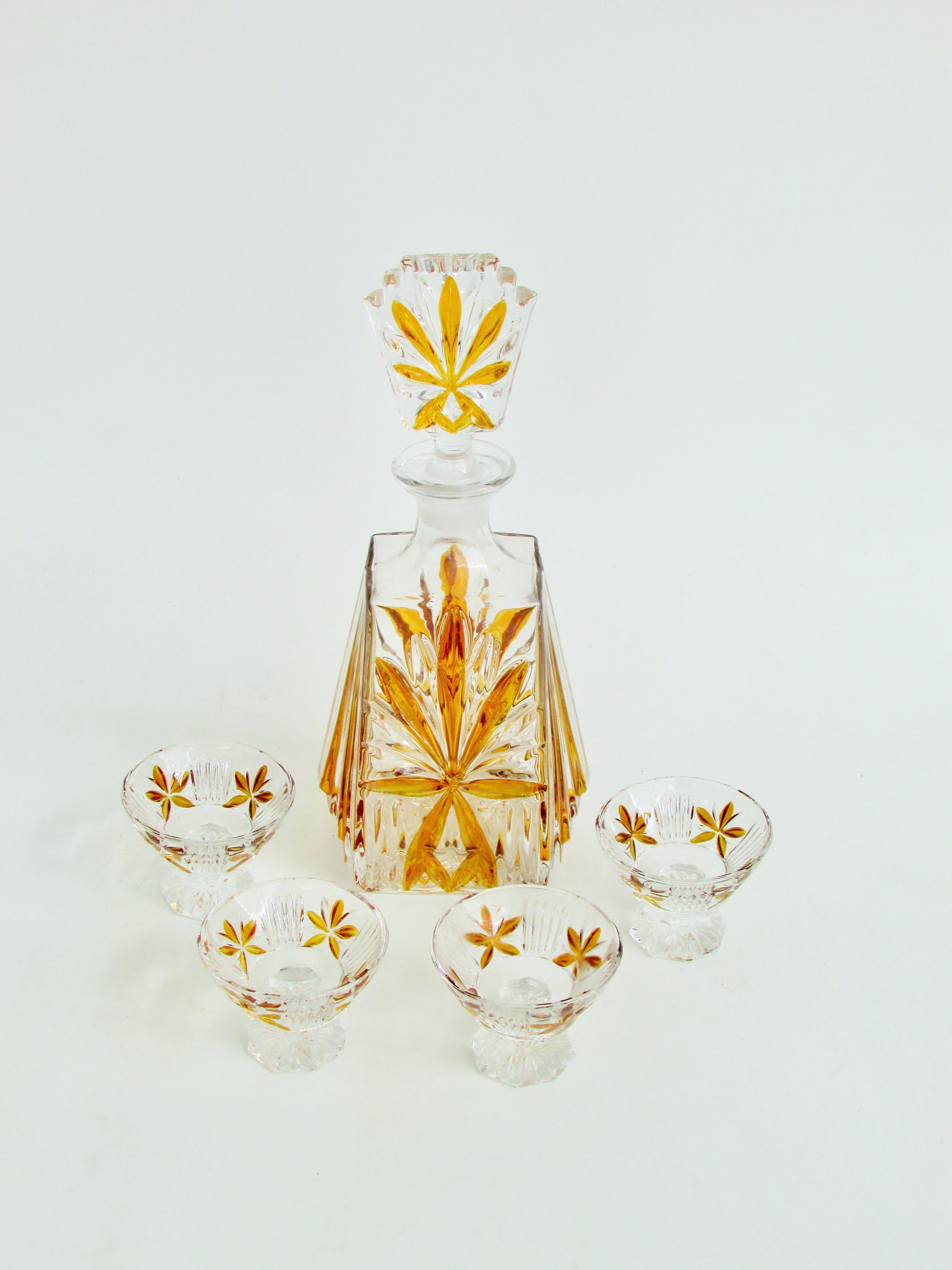 Art Deco era amber design on clear glass decanter with stopper and four cups For Sale 4