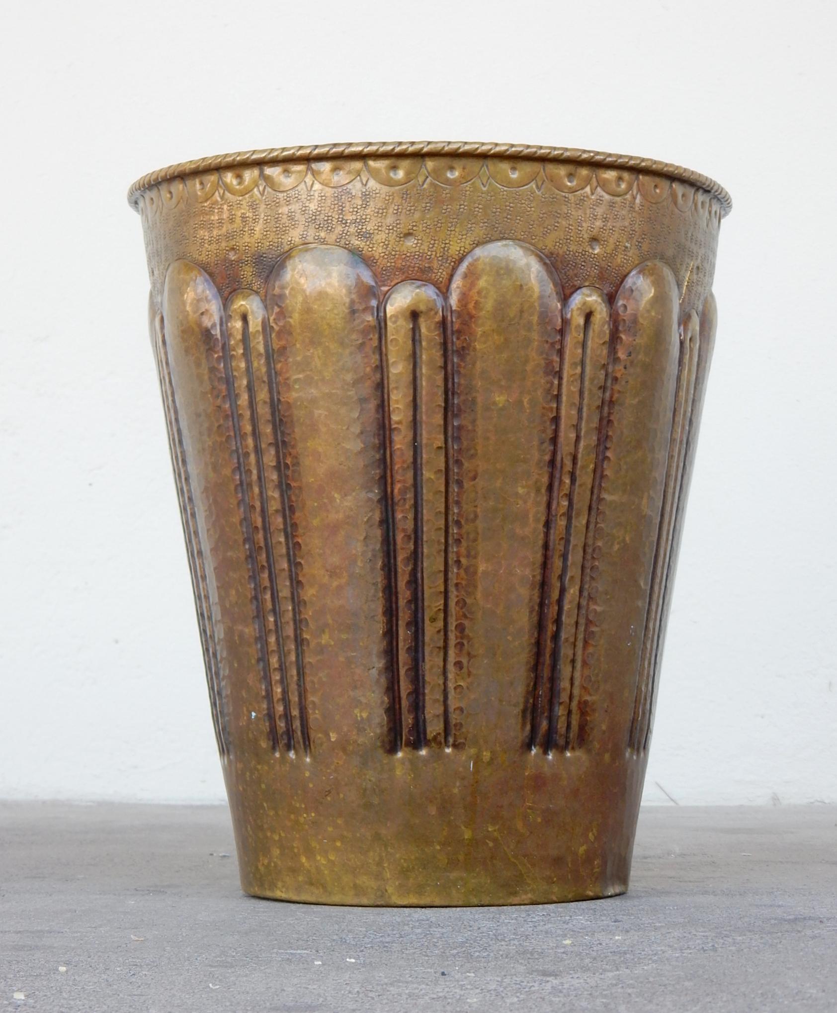 Art Deco Era Artisan Hammered Brass Cachepot In Good Condition For Sale In Las Vegas, NV