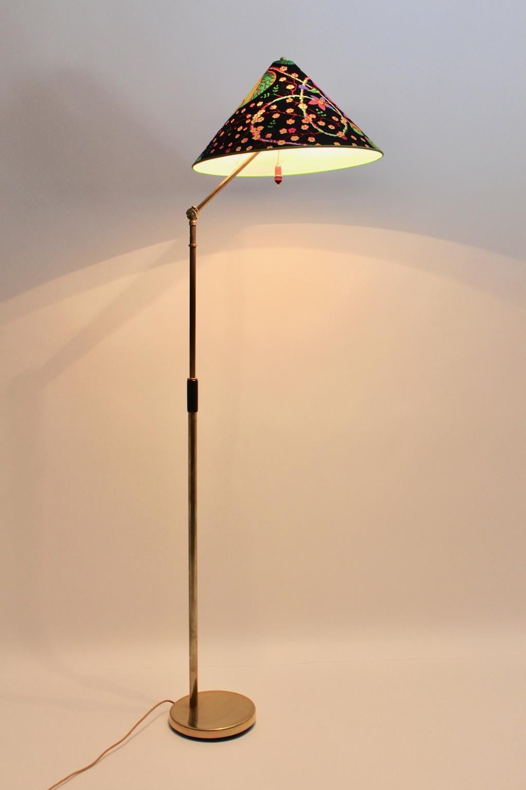 Lampadaire de l'époque Art Déco de Kaspar & Sic Kunstgewerbe Werkstätten für Metallarbeiten, Vienne, 1932 en laiton, qui présente une poignée en bois teintée brun foncé.
La tige est extensible de haut en bas de 176 cm à 230 cm. Le lampadaire est