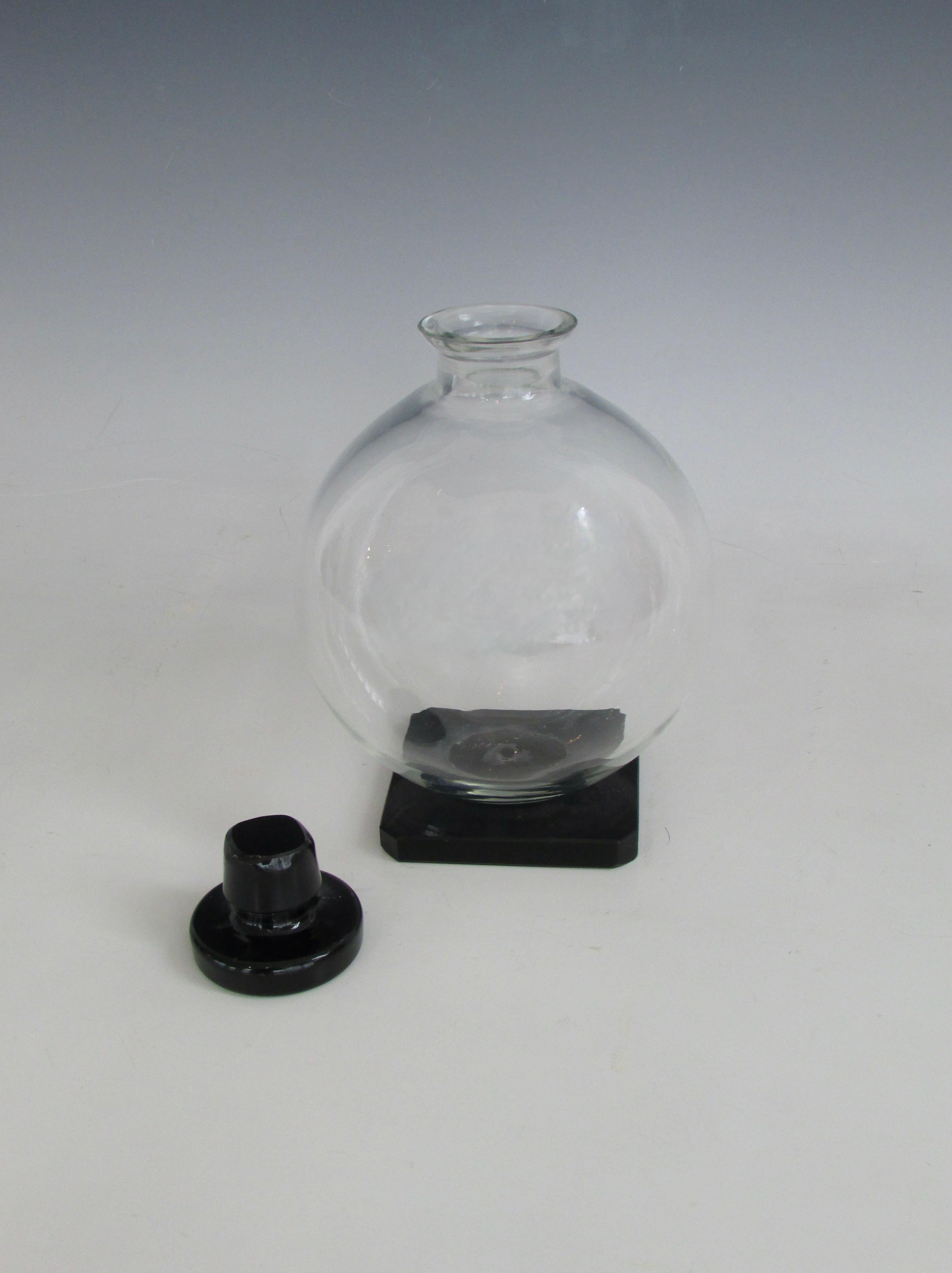 Kugeldekanter aus klarem Glas im Art-Déco-Stil mit Sockel aus Onyxglas und Stopfen im Angebot 5