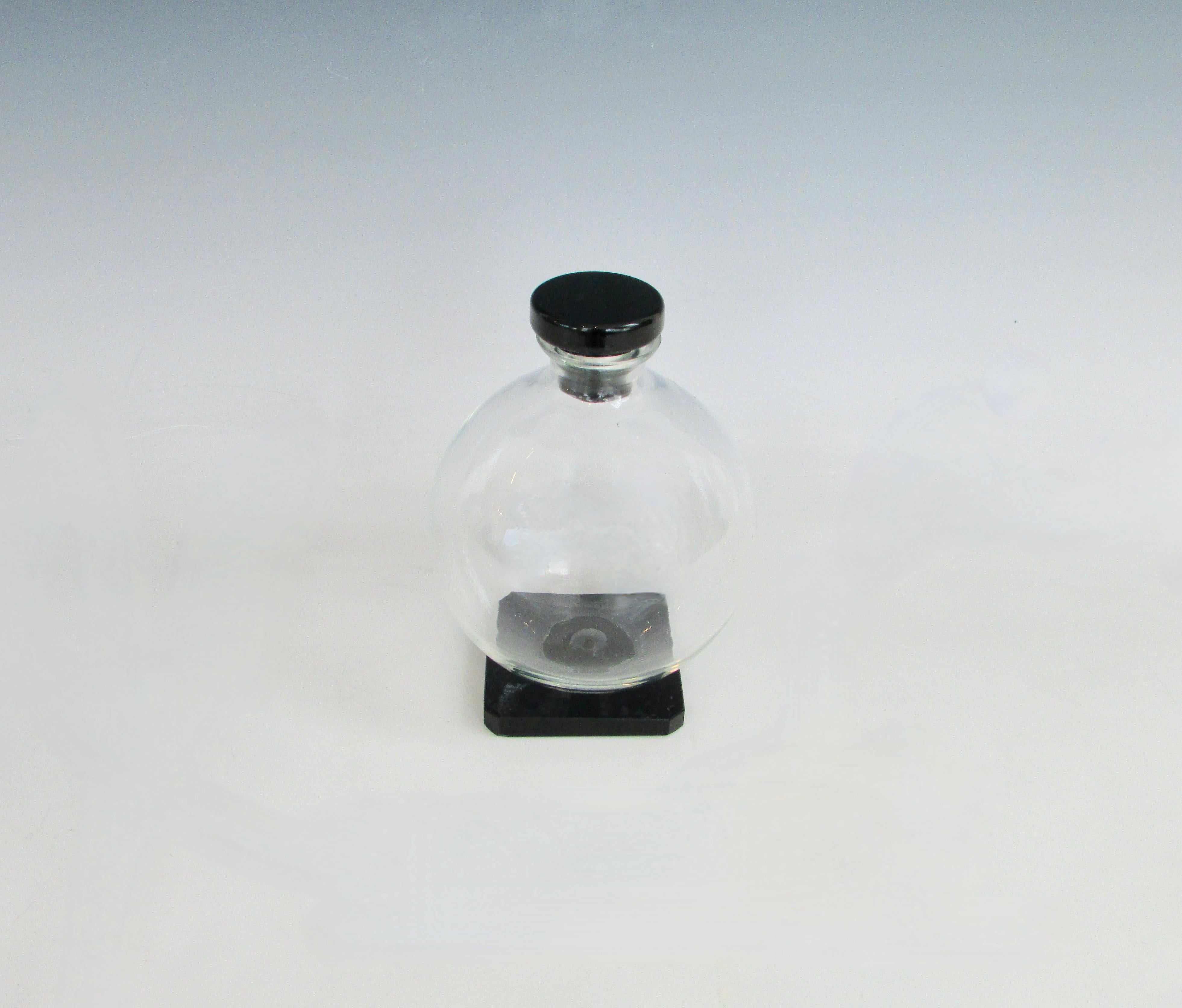 Kugeldekanter aus klarem Glas im Art-Déco-Stil mit Sockel aus Onyxglas und Stopfen (Art déco) im Angebot
