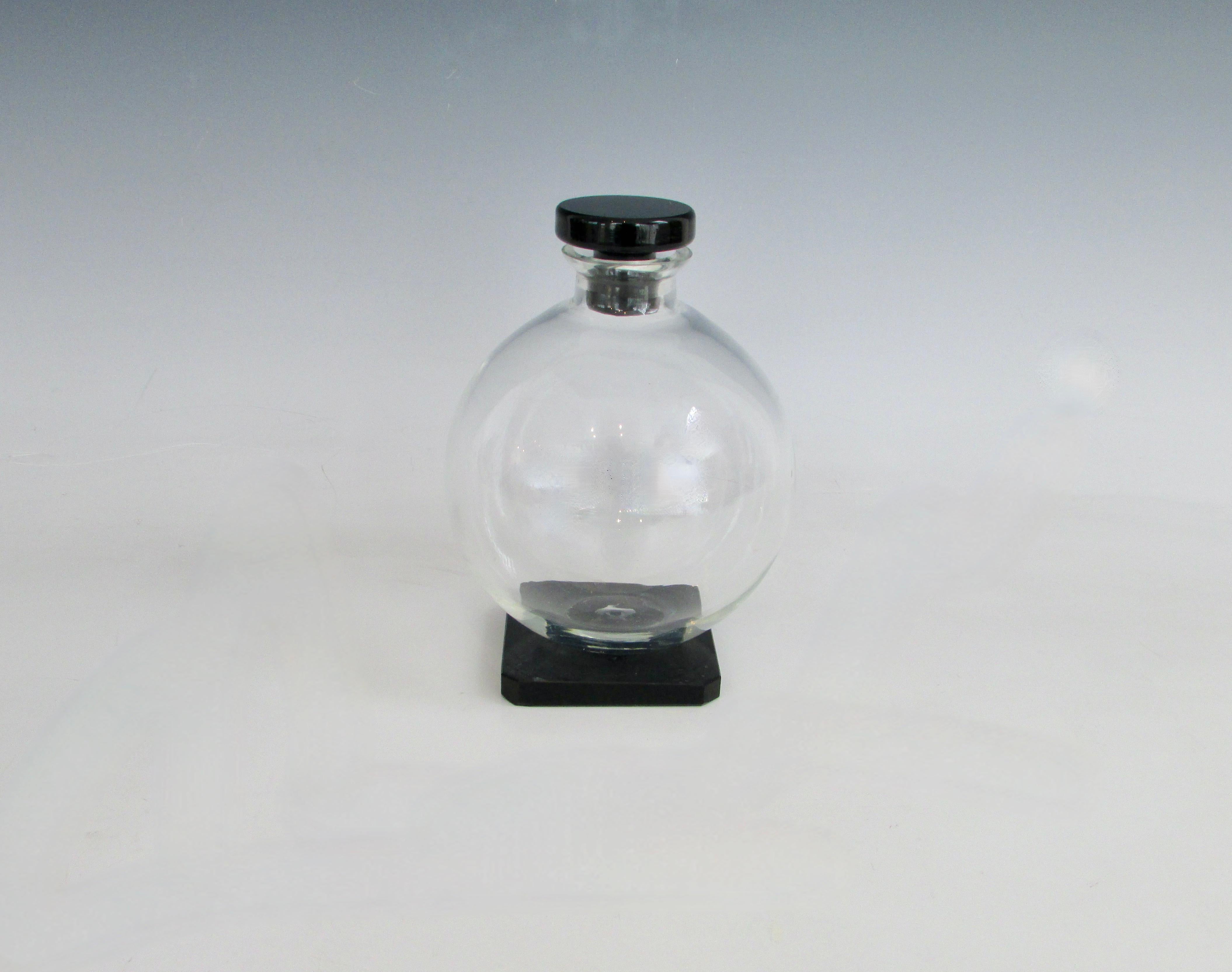 Kugeldekanter aus klarem Glas im Art-Déco-Stil mit Sockel aus Onyxglas und Stopfen (amerikanisch) im Angebot