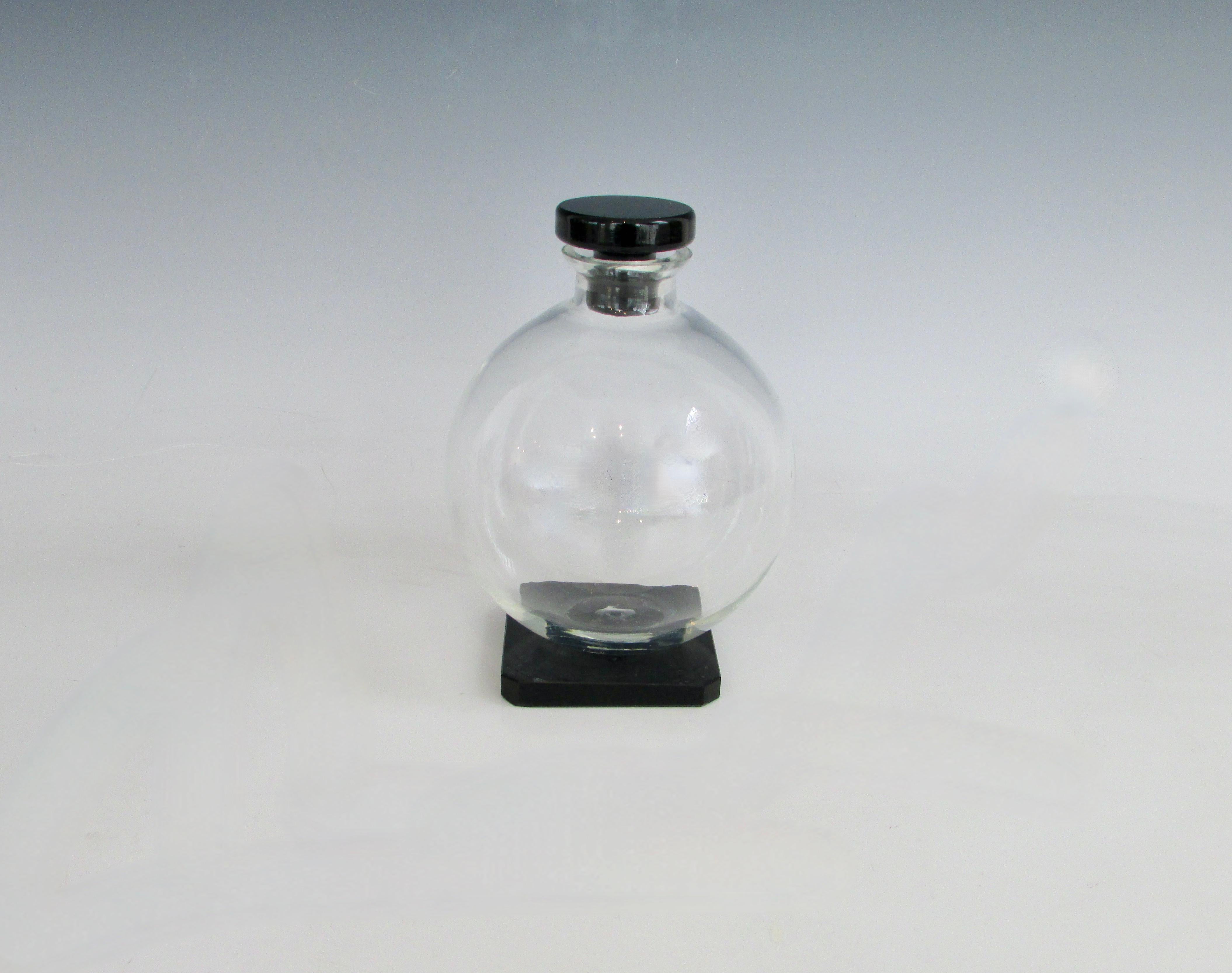 Américain Carafe Art Déco avec base et bouchon en verre onyx en vente