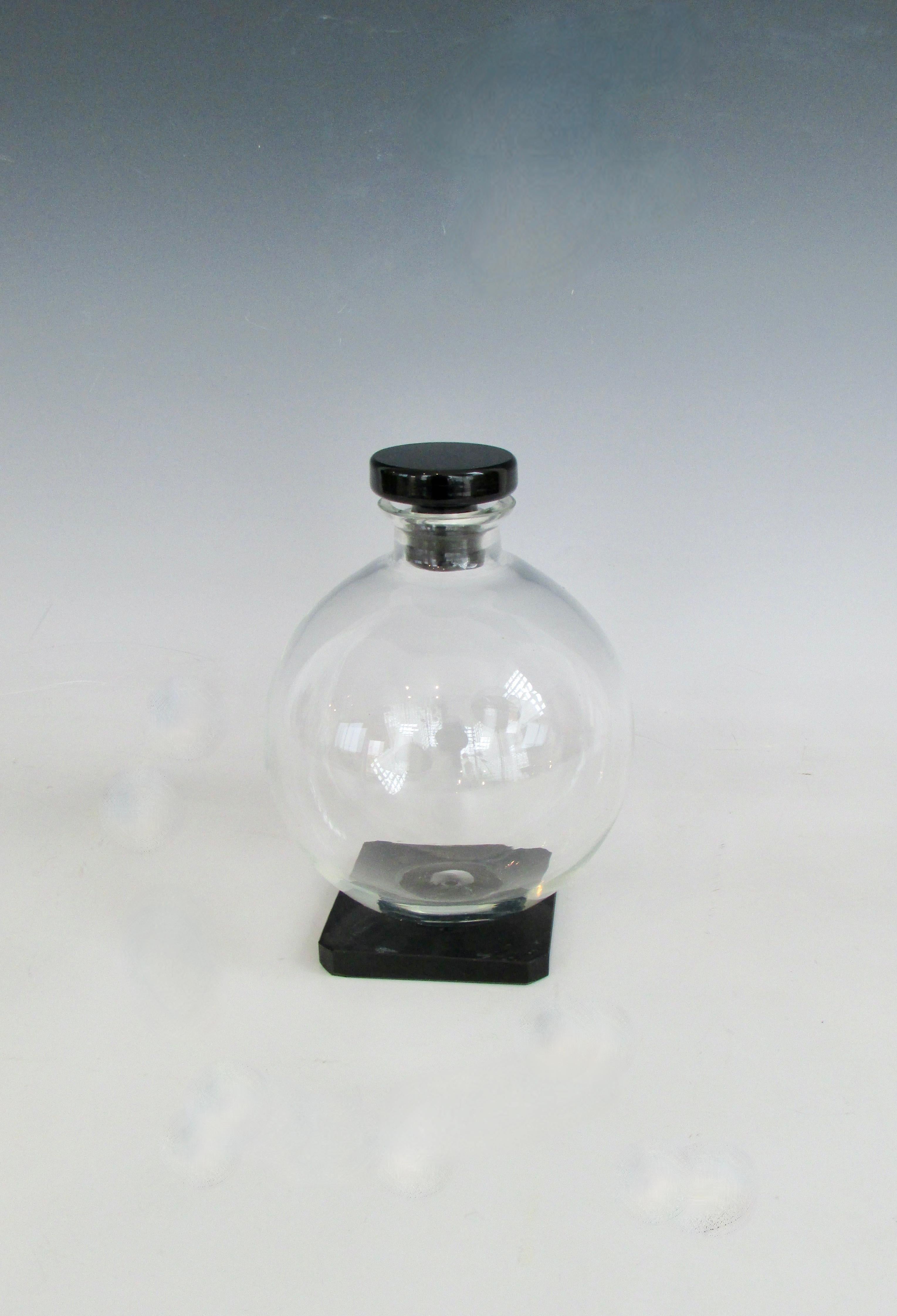 Kugeldekanter aus klarem Glas im Art-Déco-Stil mit Sockel aus Onyxglas und Stopfen im Zustand „Gut“ im Angebot in Ferndale, MI