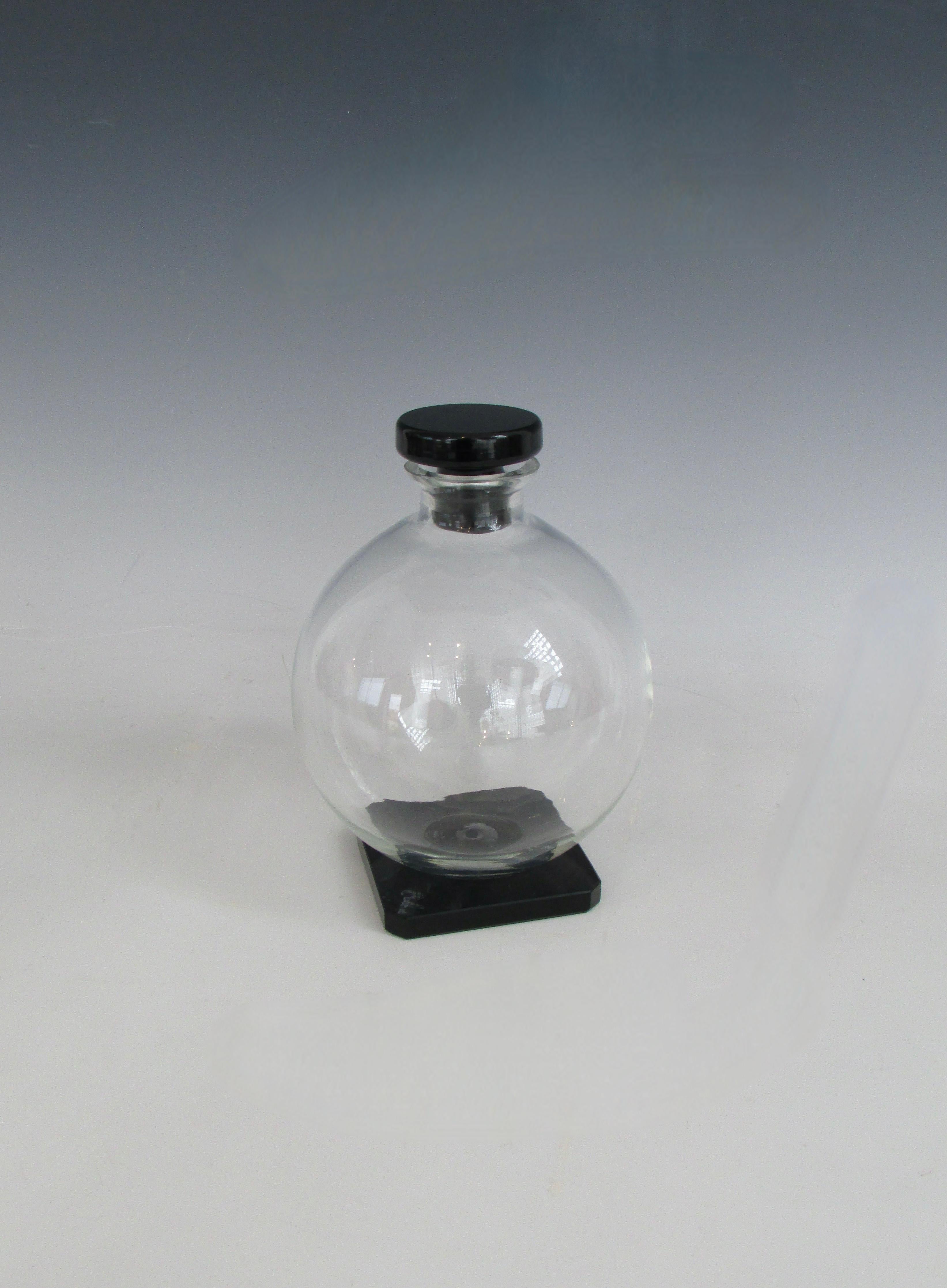 Kugeldekanter aus klarem Glas im Art-Déco-Stil mit Sockel aus Onyxglas und Stopfen (20. Jahrhundert) im Angebot
