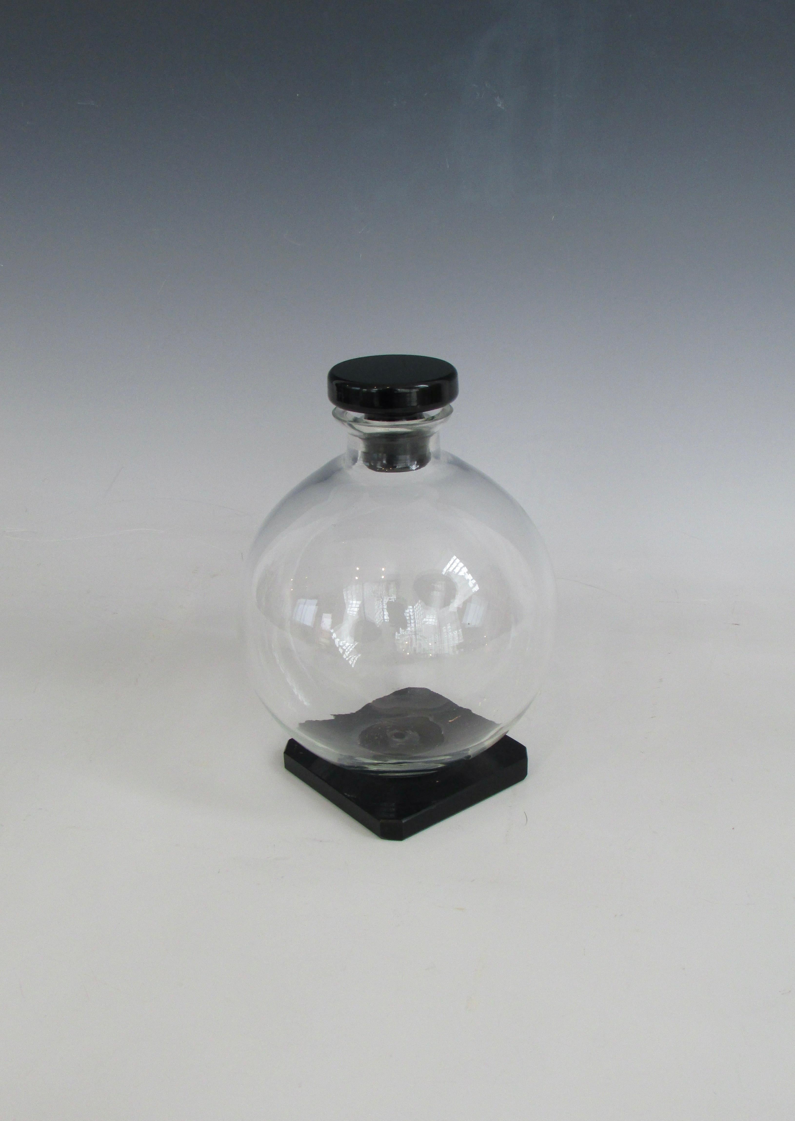 Kugeldekanter aus klarem Glas im Art-Déco-Stil mit Sockel aus Onyxglas und Stopfen im Angebot 1