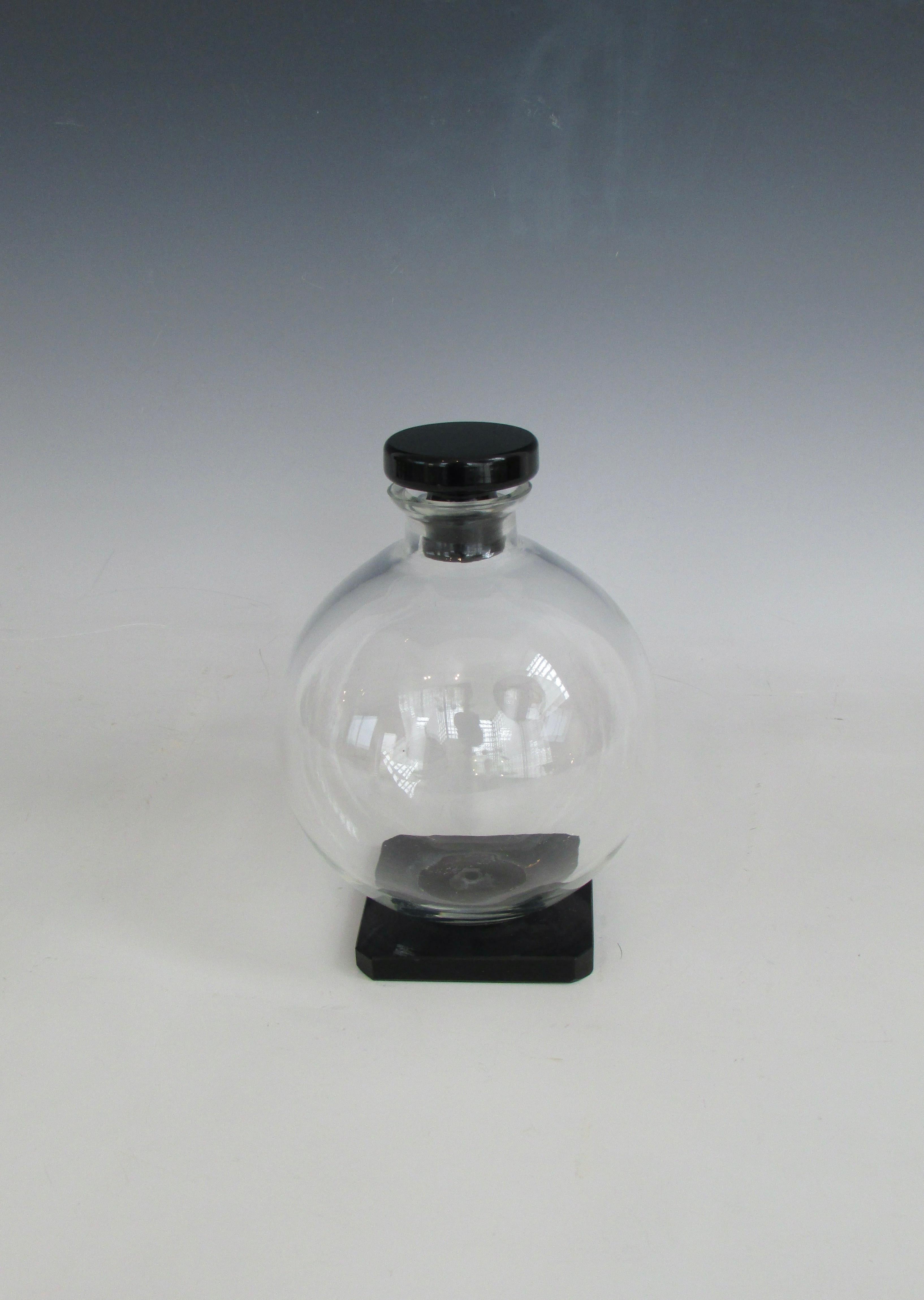 Kugeldekanter aus klarem Glas im Art-Déco-Stil mit Sockel aus Onyxglas und Stopfen im Angebot 2