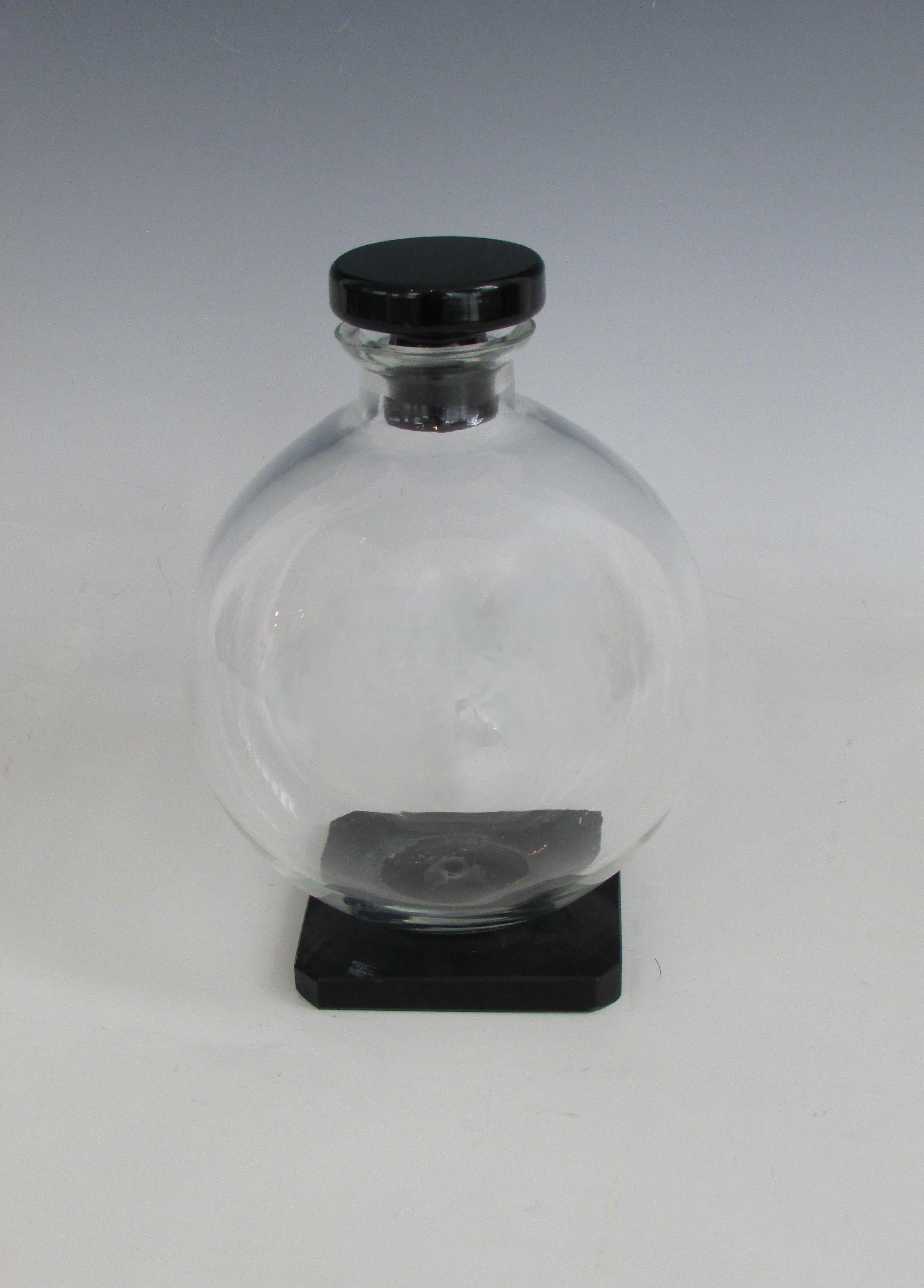 Kugeldekanter aus klarem Glas im Art-Déco-Stil mit Sockel aus Onyxglas und Stopfen im Angebot 3