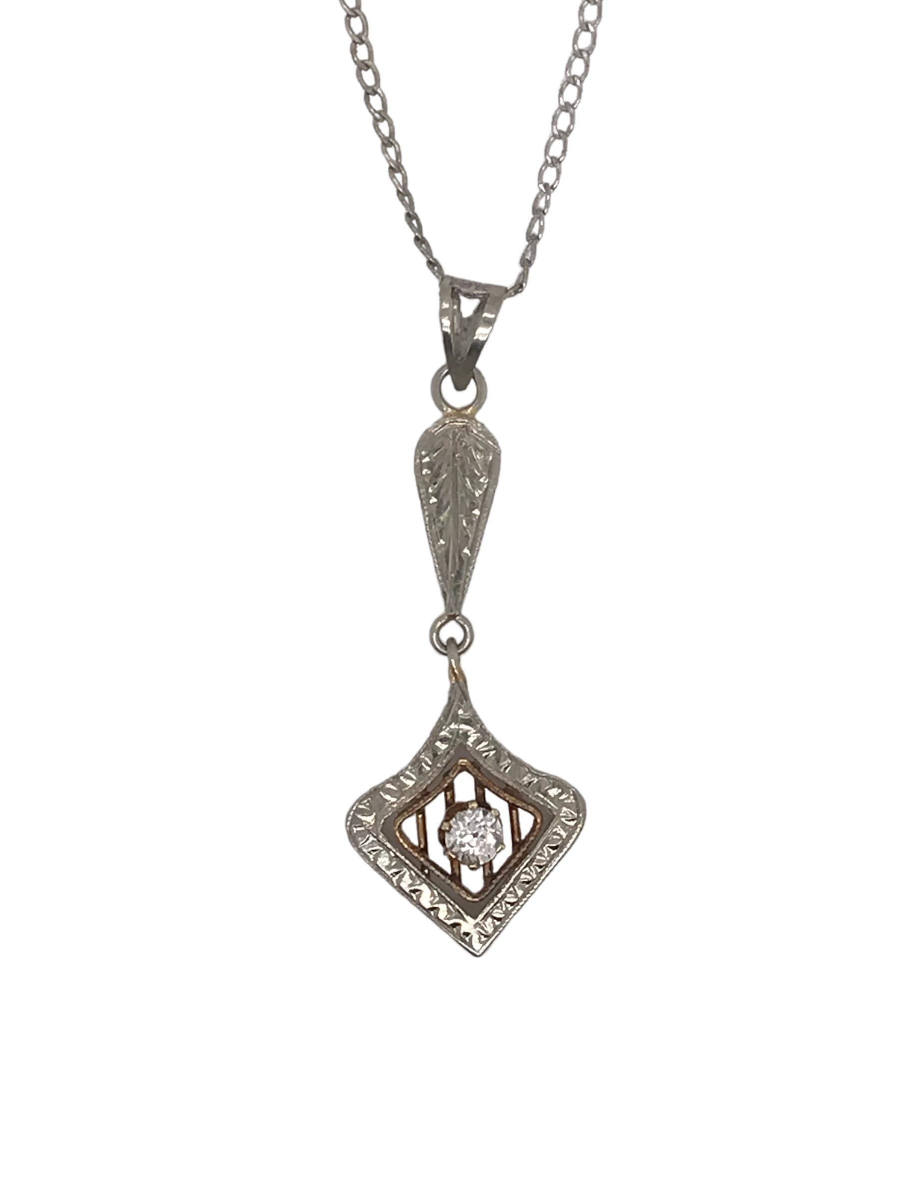 Nous aimons toujours les designs vintage délicats comme cette beauté !
Fabriquée en or blanc et en or jaune, cette pièce est pleine de détails.

Description de l'article 
MATERIAL : Top 14K or jaune dos blanc
Longueur : 1,25 pouces
Largeur : 12,3