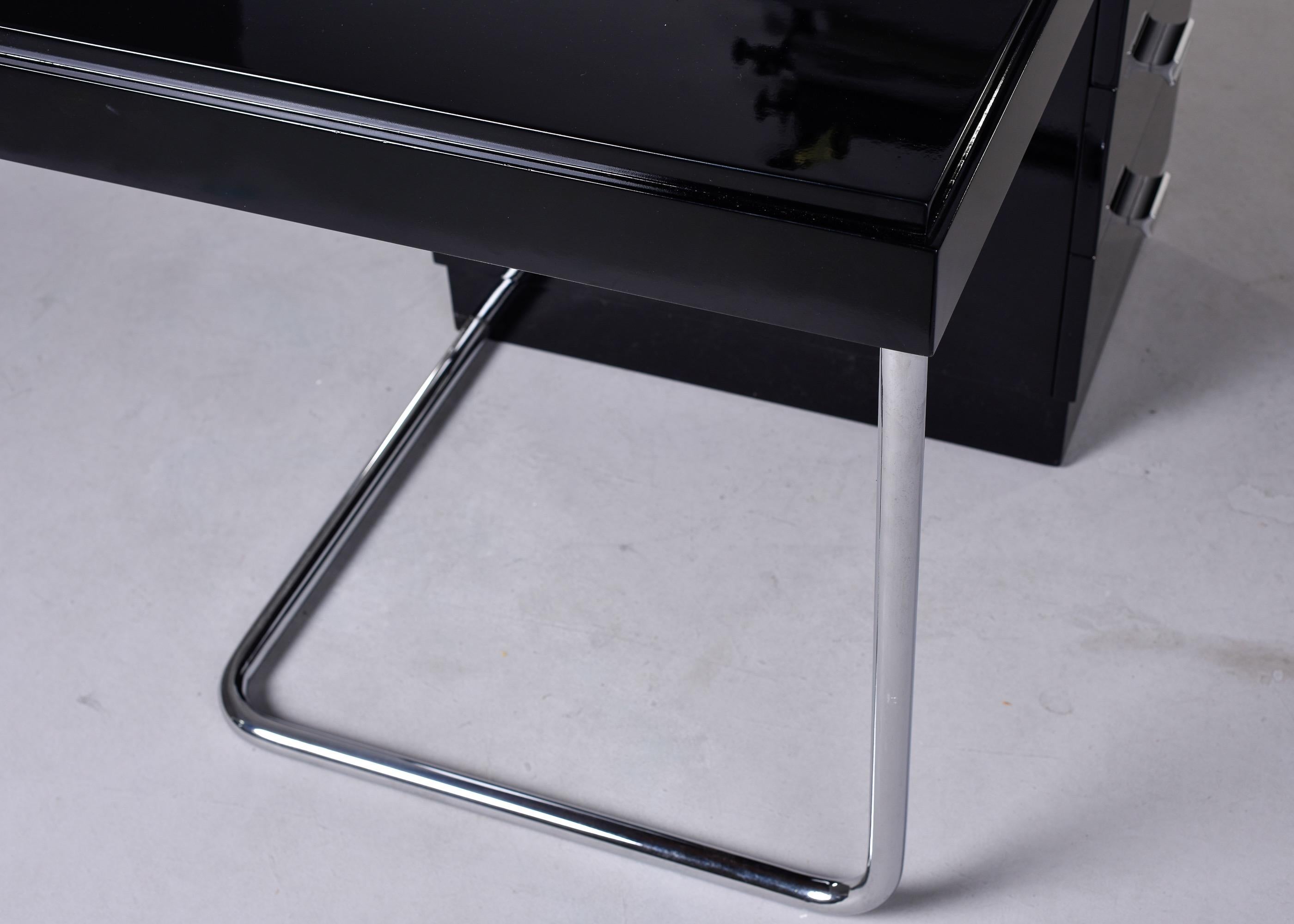 Escritorio Ebonizado de la Época Art Déco con Marco Inoxidable en venta 1