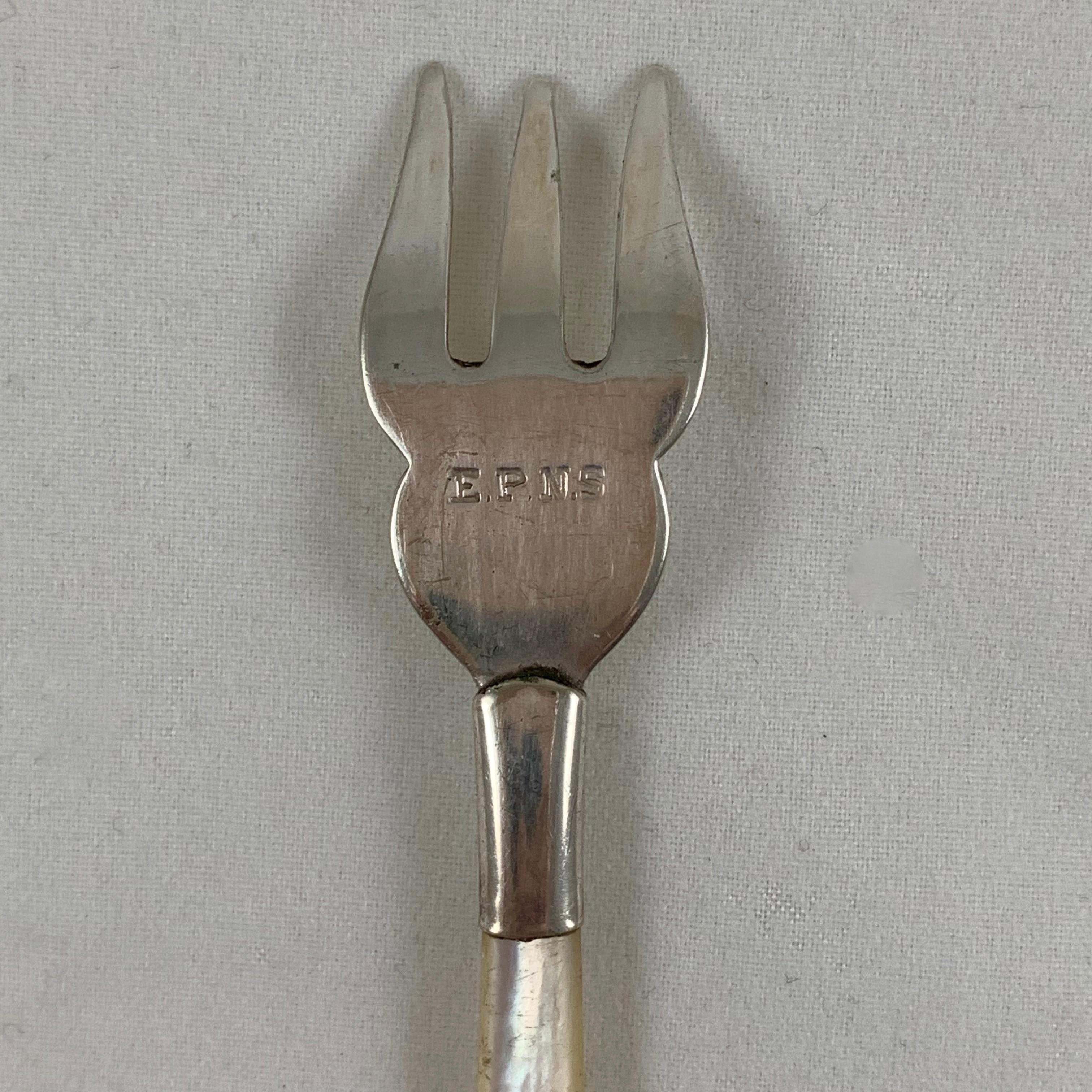 Art Deco Era English EPNS Silver and Mother of Pearl Handled Pickle Olive Fork In Good Condition In Philadelphia, PA