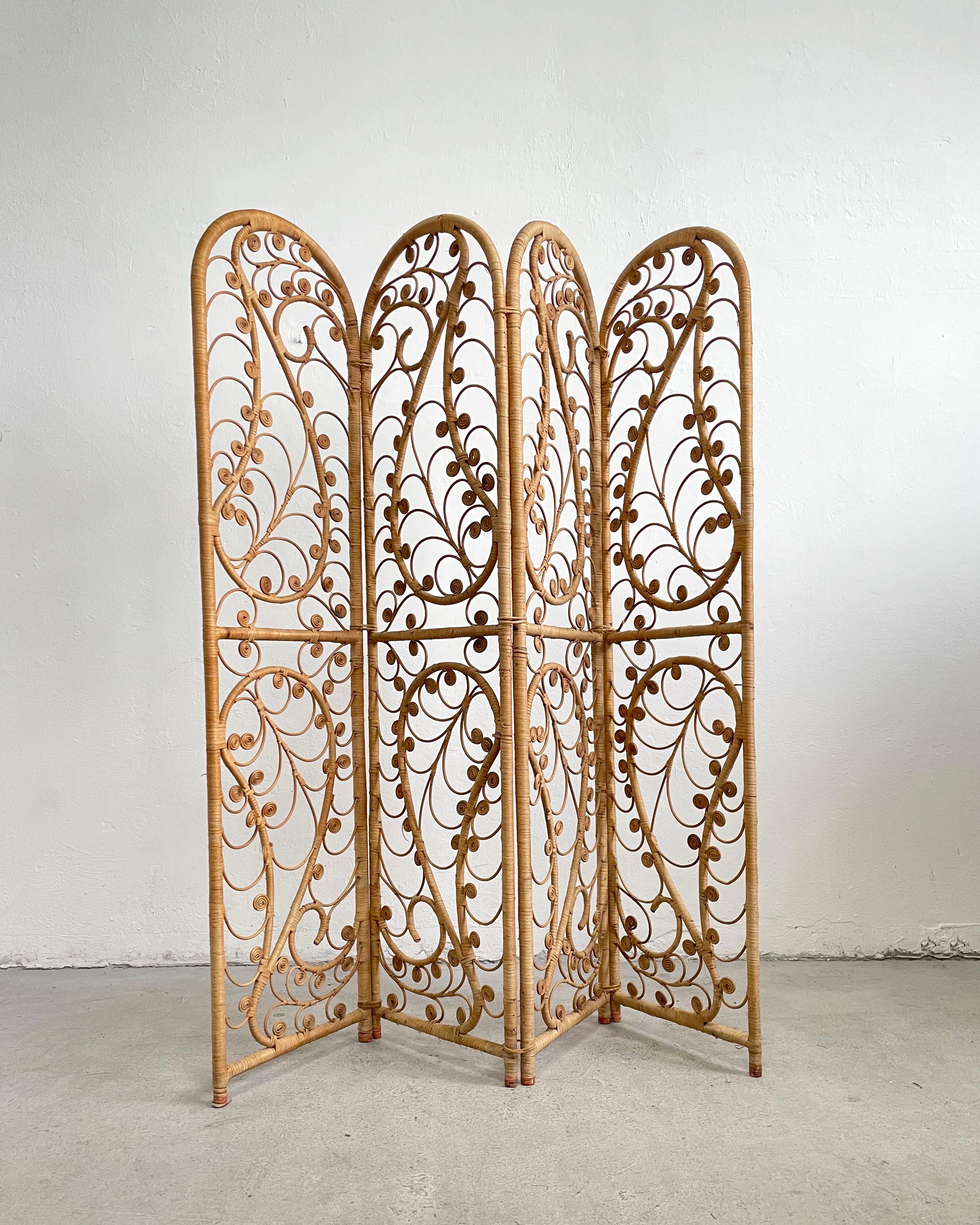 Stunning 4-panel screen room divider made of Ratan manufactured in the period between 1920's and 1940's in India

The screen is in very good condition with some small traces of cosmetic wear and beautiful patina
