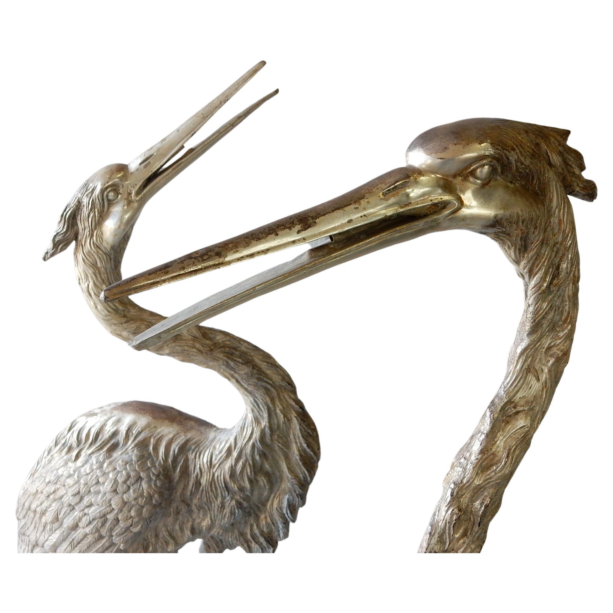 Prächtiges Paar lebensgroßer+ bronzener Goliath-Reiher-Brunnenskulpturen aus der Zeit des Art déco.
Was sie von allen anderen unterscheidet, ist ihre versilberte, gealterte Patina, die jetzt eine wunderschöne Platinfarbe hat.
Sehr feine Details in