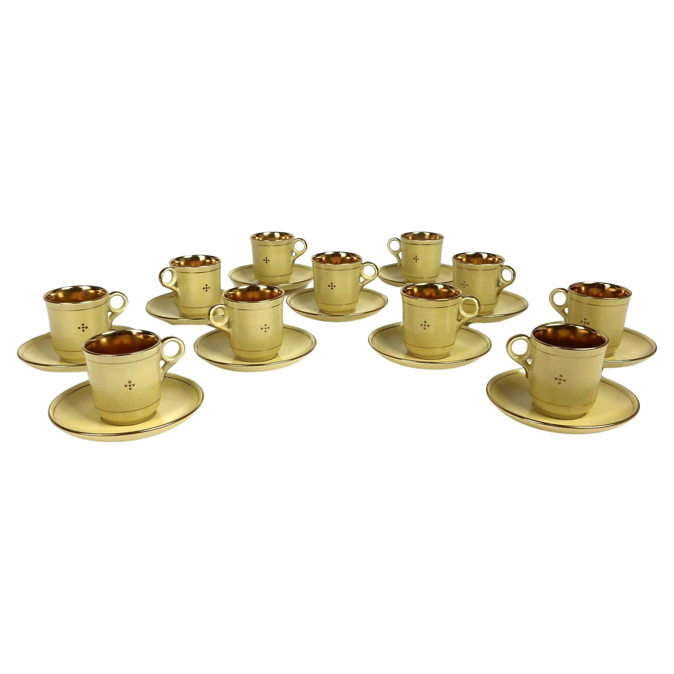 Magnifique ensemble de 11 tasses à demitasse avec soucoupe de GEFLE de Suède.
Vers les années 1930. Coupes intérieures dorées avec glaçure extérieure jaune pâle.
Cet ensemble est en excellent état, comme s'il n'avait jamais été utilisé.