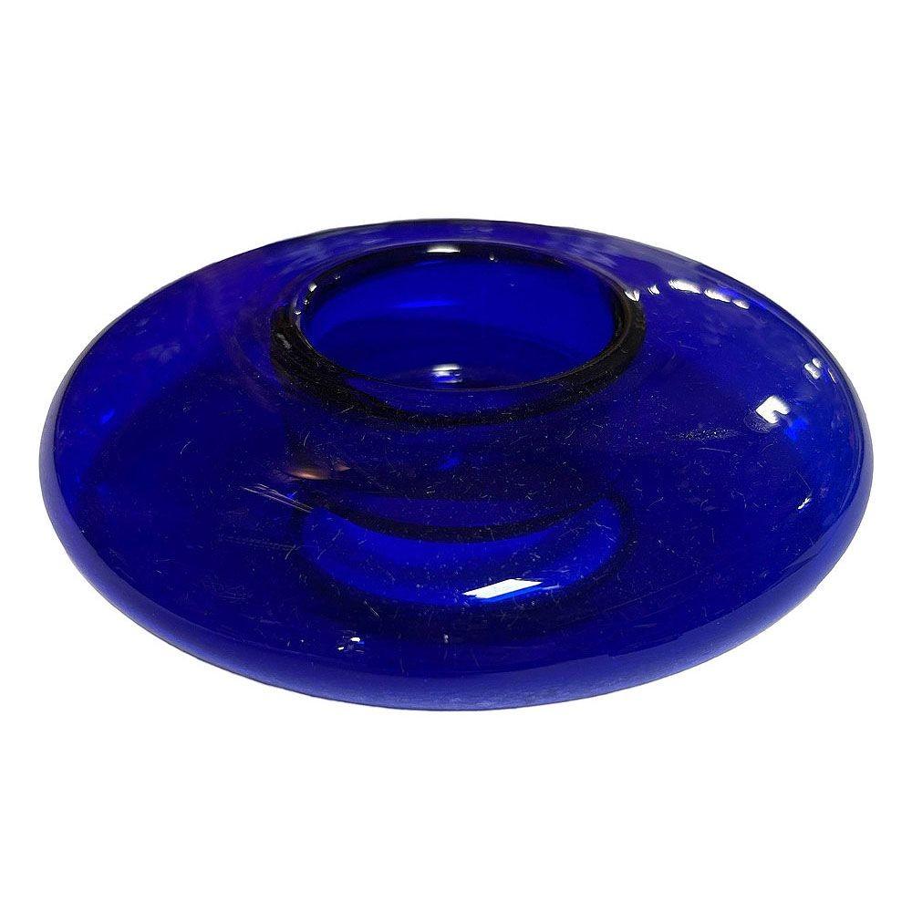 Original jarrón redondo soplado a mano de la época Art Déco con forma redonda y abertura redonda para un pequeño ramo de rosas cortas. El vidrio de cobalto, apreciado por su intenso color azul, se crea añadiendo compuestos de cobalto al vidrio