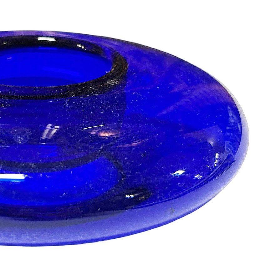 Jarrón redondo de vidrio soplado azul cobalto de la época Art Déco mediados del siglo XX en venta