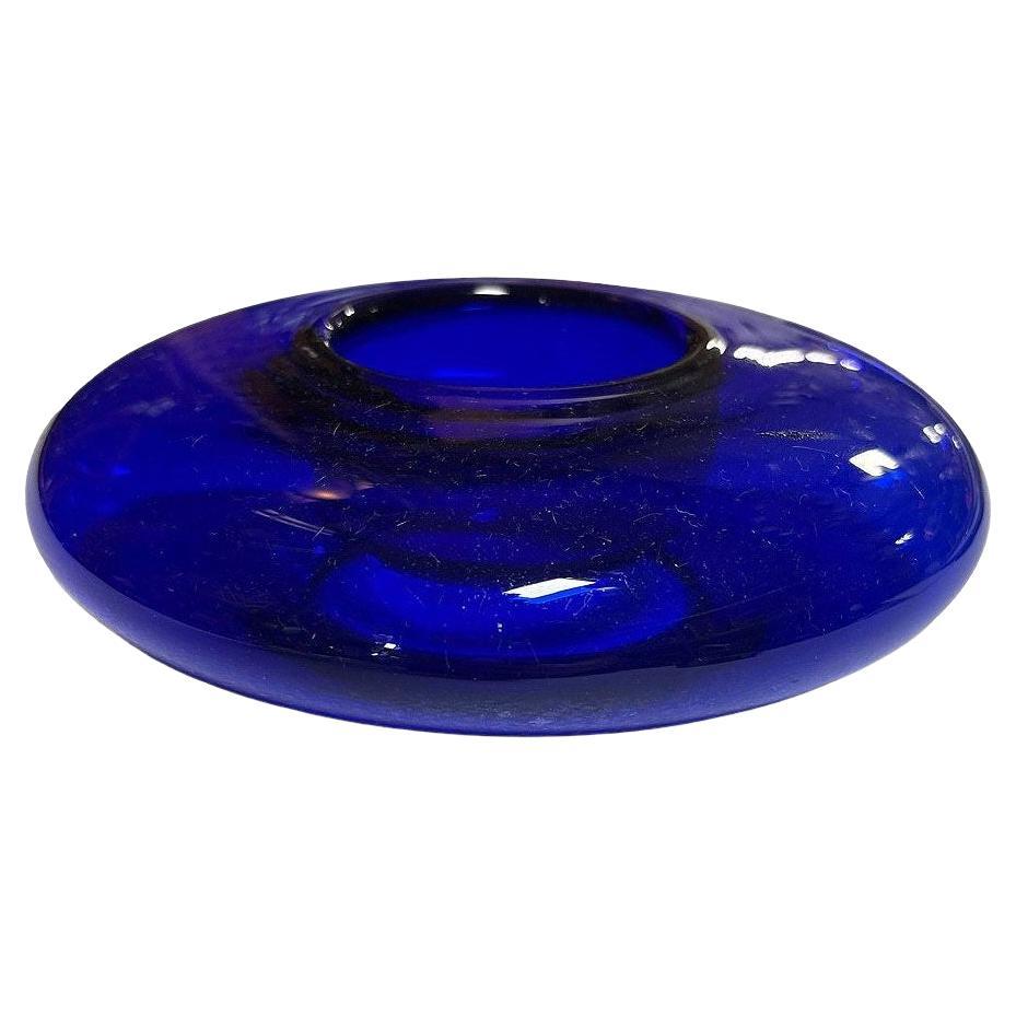 Jarrón redondo de vidrio soplado azul cobalto de la época Art Déco en venta