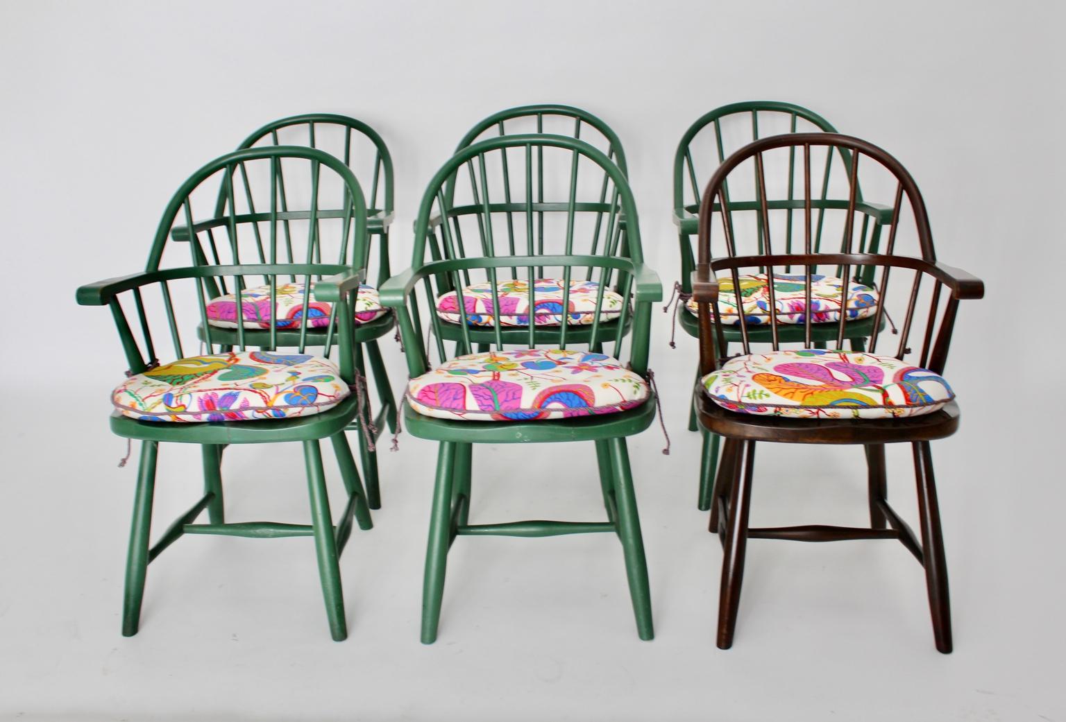 Hervorragender und seltener Satz von 6 Windsor-Stühlen, entworfen von Josef Frank für Haus & Garten und ausgeführt von Thonet, um 1925. (Beschriftung unten)
Das Set besteht aus 5 grünen Windsor-Stühlen und 1 braunen Windsor-Stuhl.
Diese  die