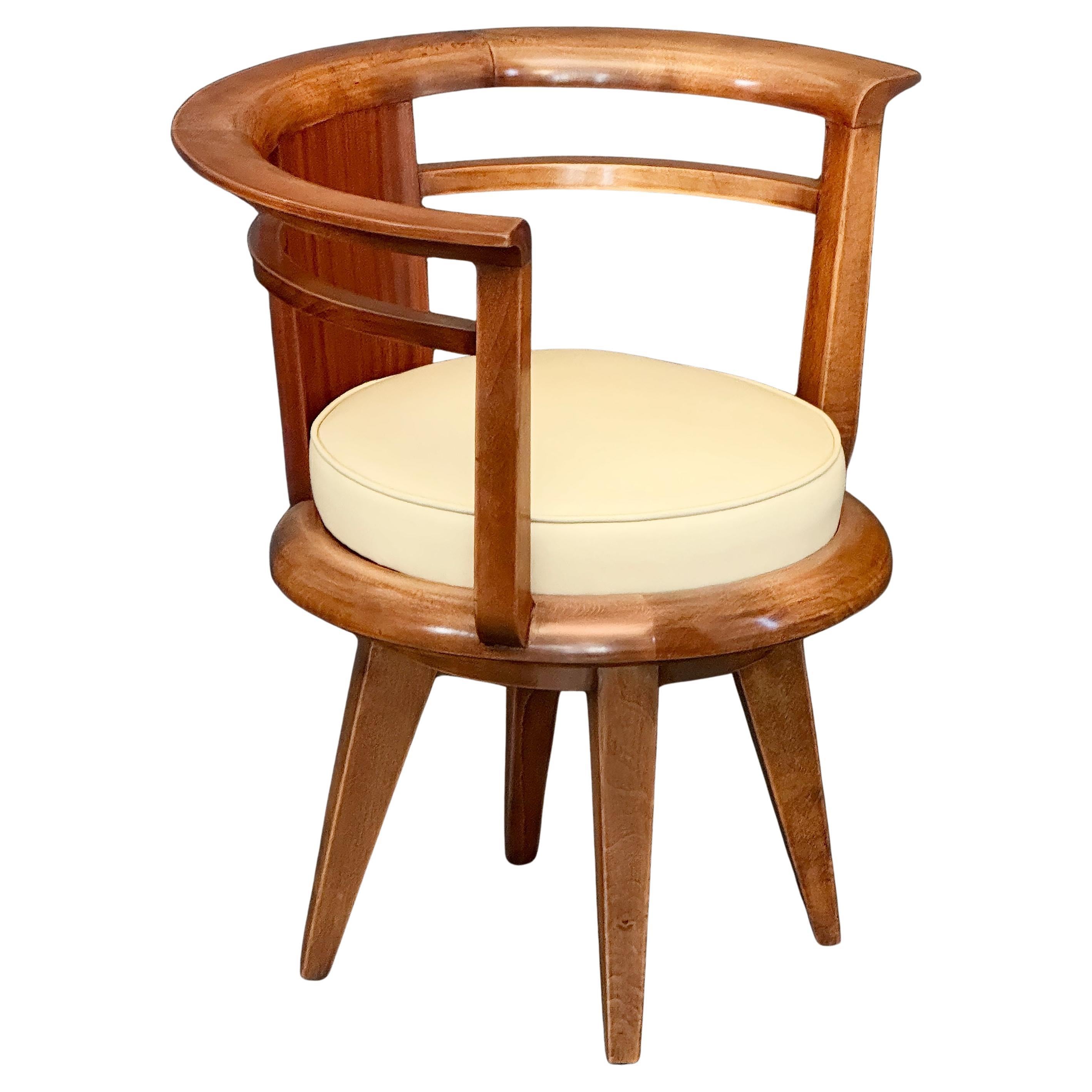 Un par de elegantes sillones franceses de barril abierto, de madera de haya lacada, de la época Art Decó. Cada sillón presenta un respaldo curvado y reposabrazos que fluyen a la perfección en una única forma envolvente, con un cómodo asiento de