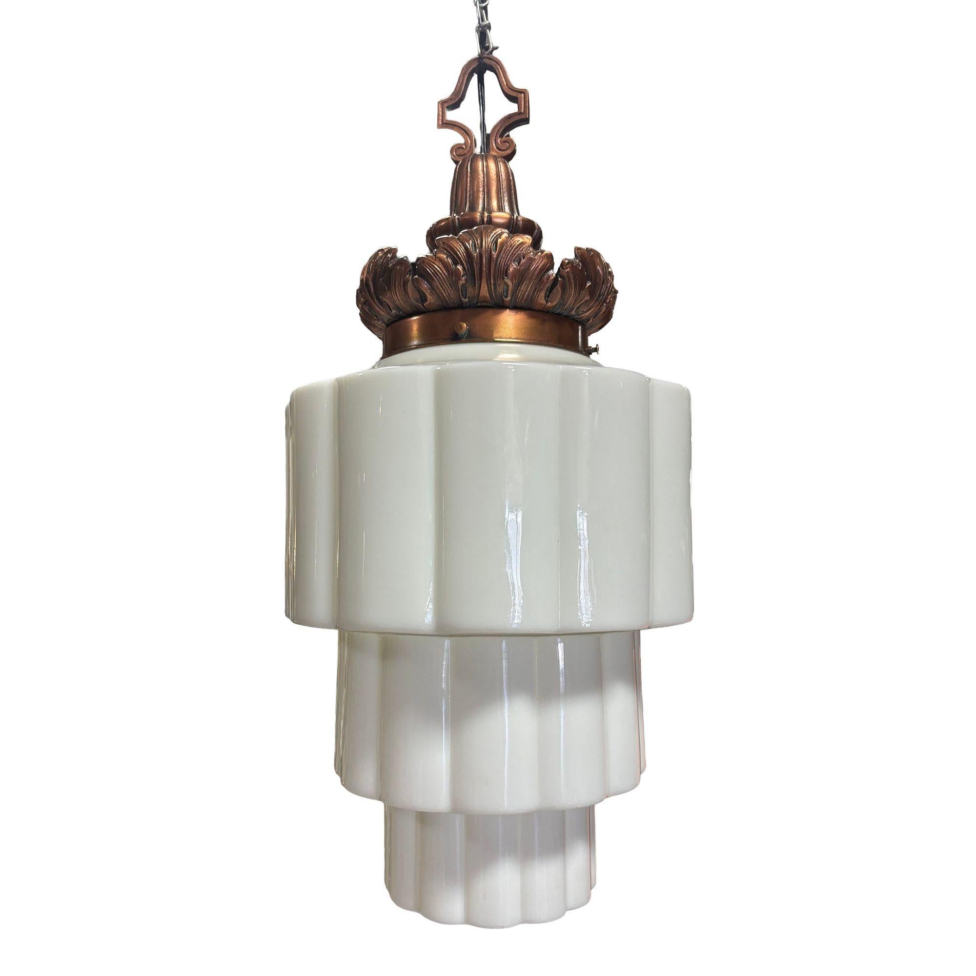 Americano Lampada a sospensione in ottone ornato di epoca Art Deco con paralume a gradini in vetro latteo a forma di grattacielo in vendita