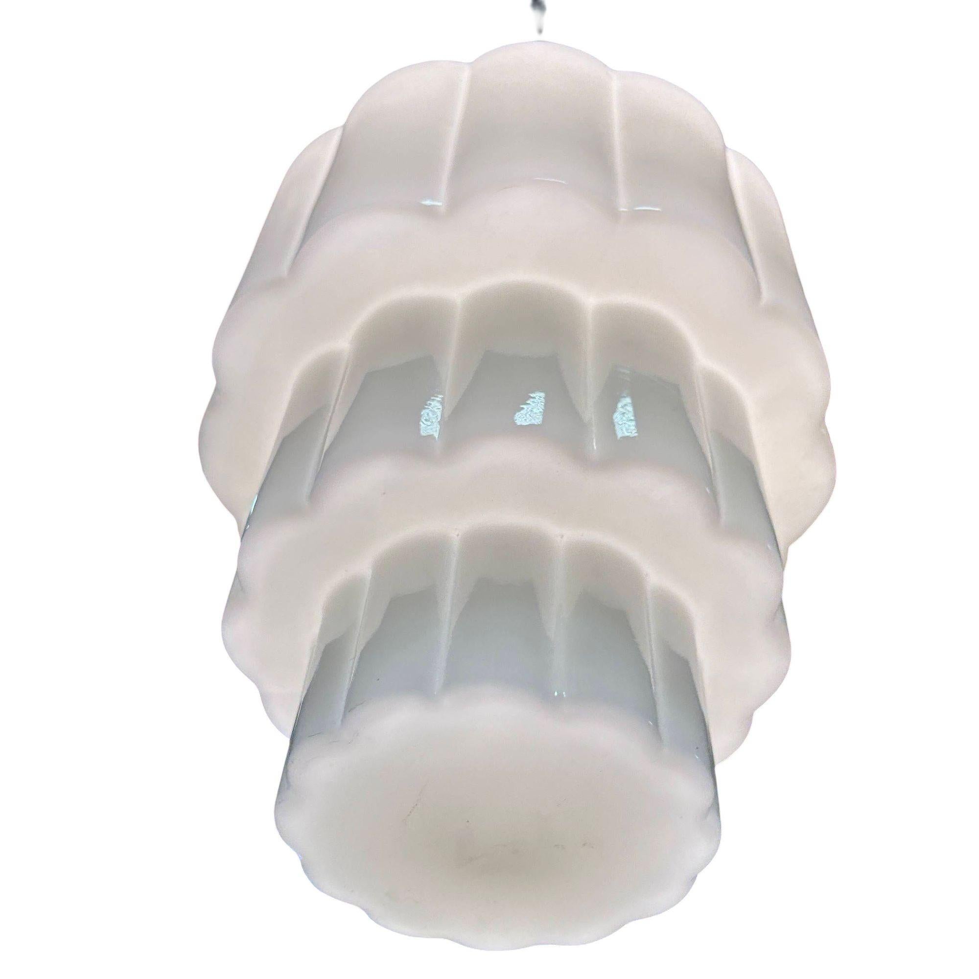 Lampada a sospensione in ottone ornato di epoca Art Deco con paralume a gradini in vetro latteo a forma di grattacielo In condizioni ottime in vendita a Van Nuys, CA
