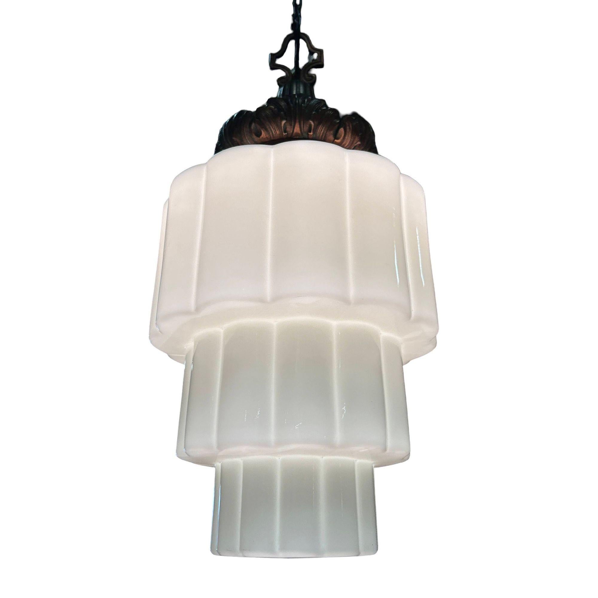 Metà XX secolo Lampada a sospensione in ottone ornato di epoca Art Deco con paralume a gradini in vetro latteo a forma di grattacielo in vendita