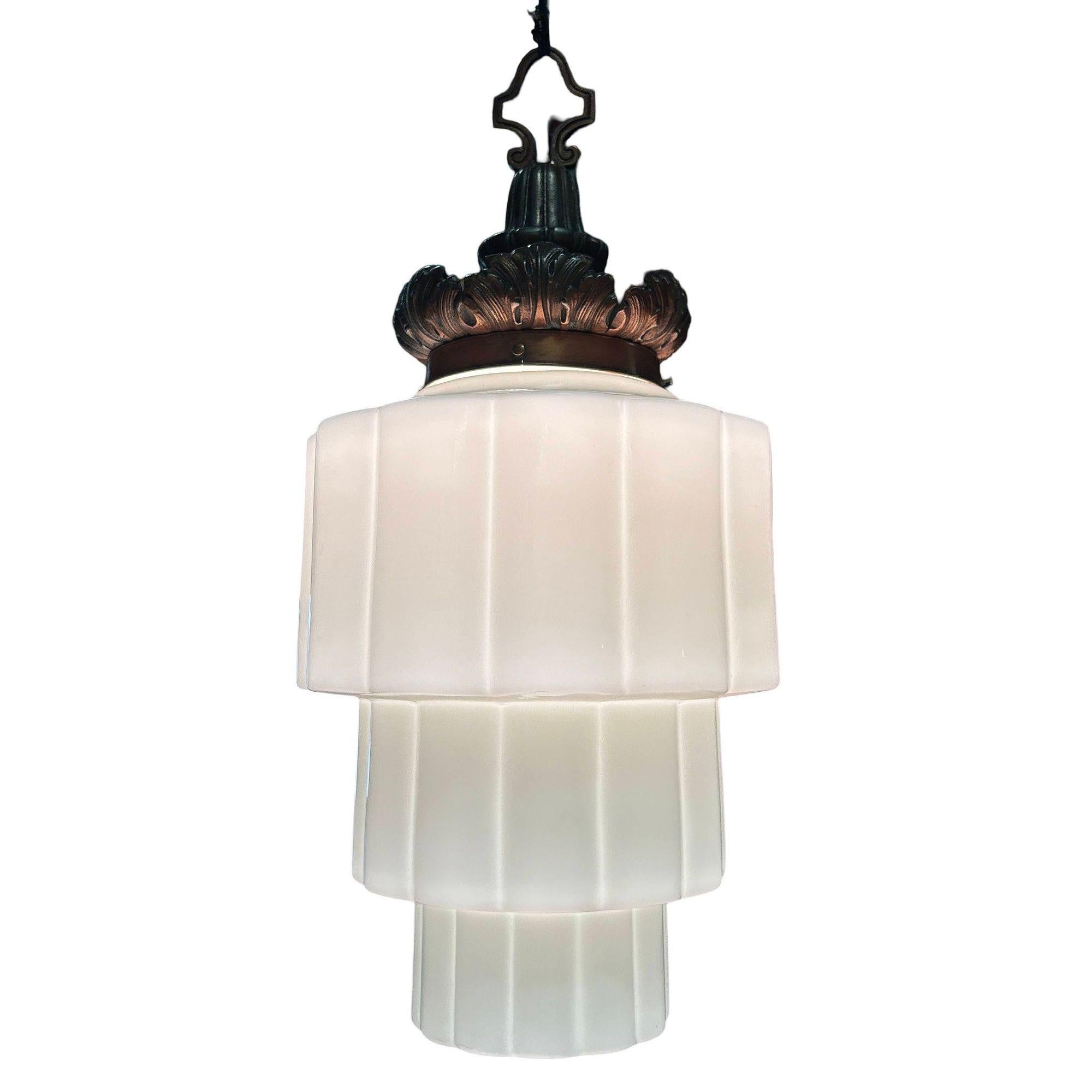 Ottone Lampada a sospensione in ottone ornato di epoca Art Deco con paralume a gradini in vetro latteo a forma di grattacielo in vendita