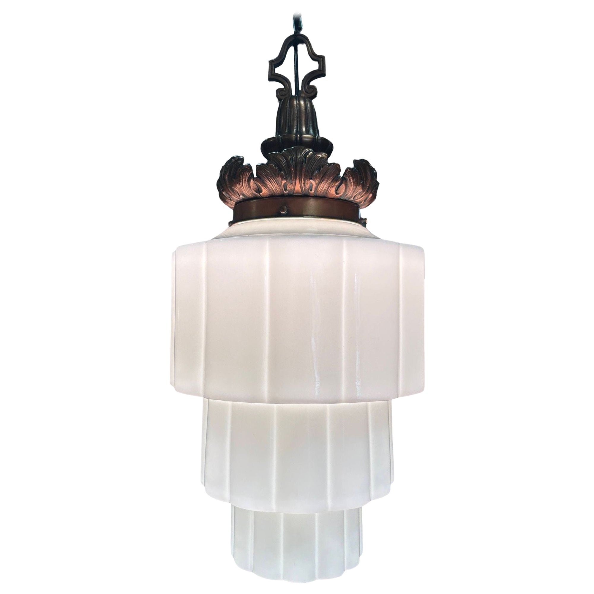 Lampada a sospensione in ottone ornato di epoca Art Deco con paralume a gradini in vetro latteo a forma di grattacielo in vendita
