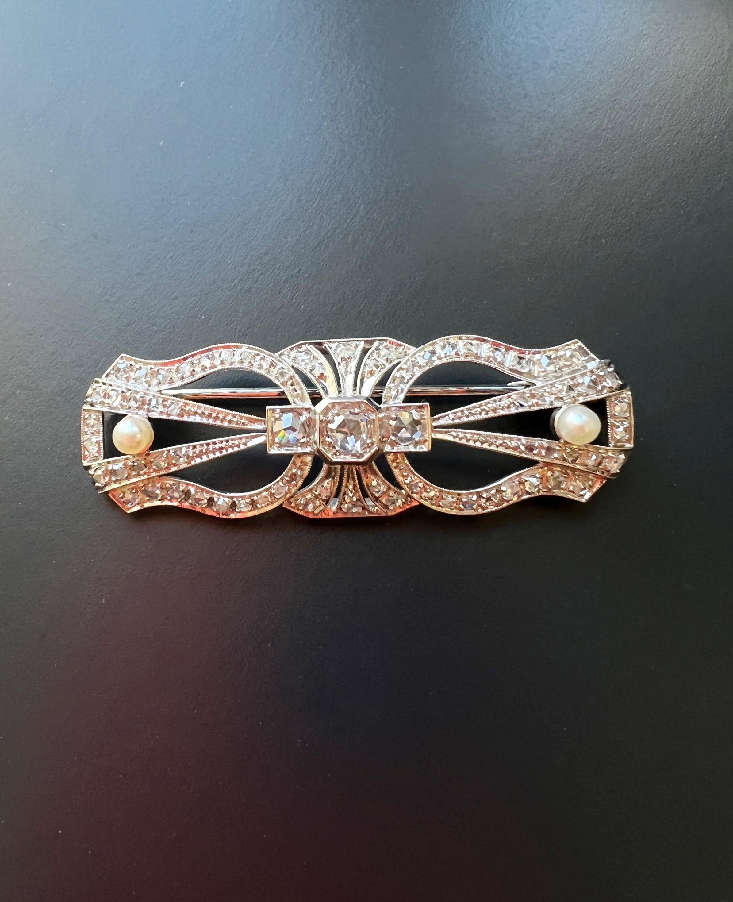 Géométrique, élégante et très étincelante, voici en vente une superbe broche vintage française de l'époque Art Déco. La broche est entièrement pavée de 73 diamants en taille rose, dont 3 importants au centre. Les diamants sont montés en platine et