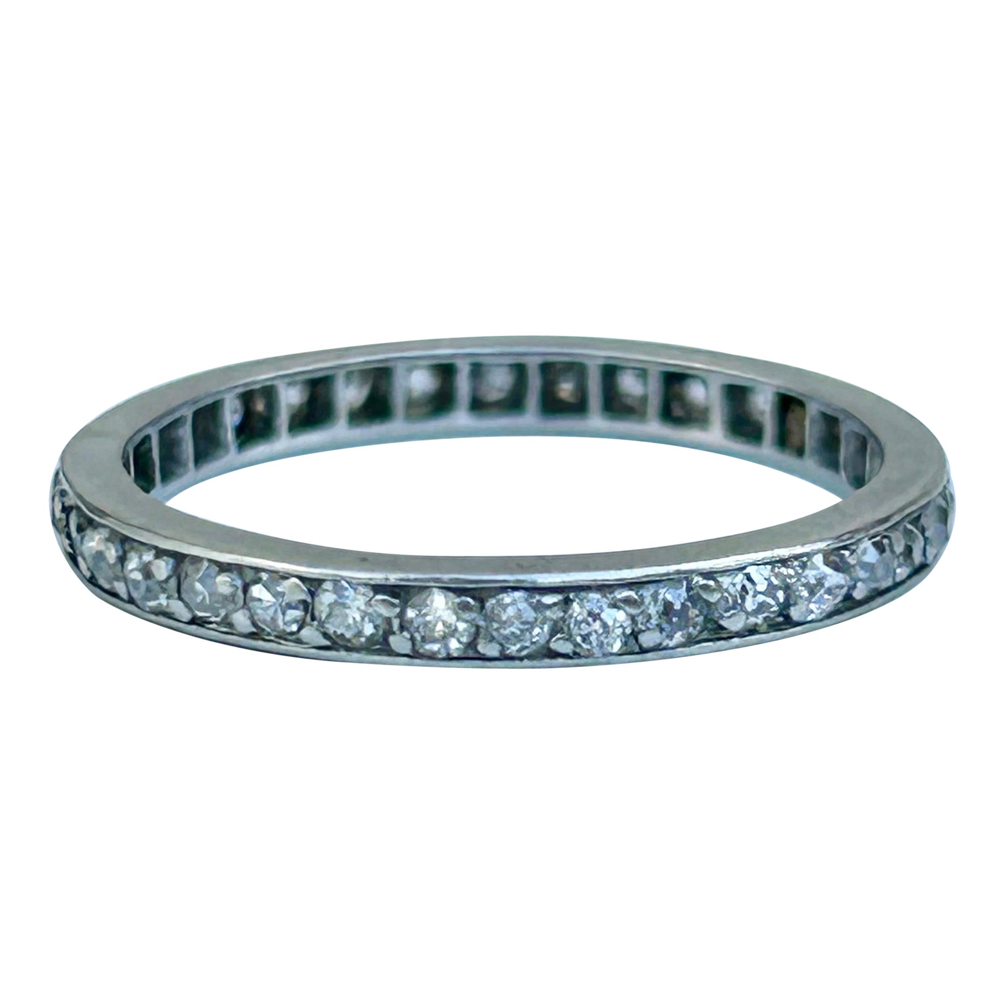 Anello a fascia a eternità completa con diamante in platino di epoca Art Deco