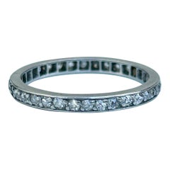 Anello a fascia a eternità completa con diamante in platino di epoca Art Deco