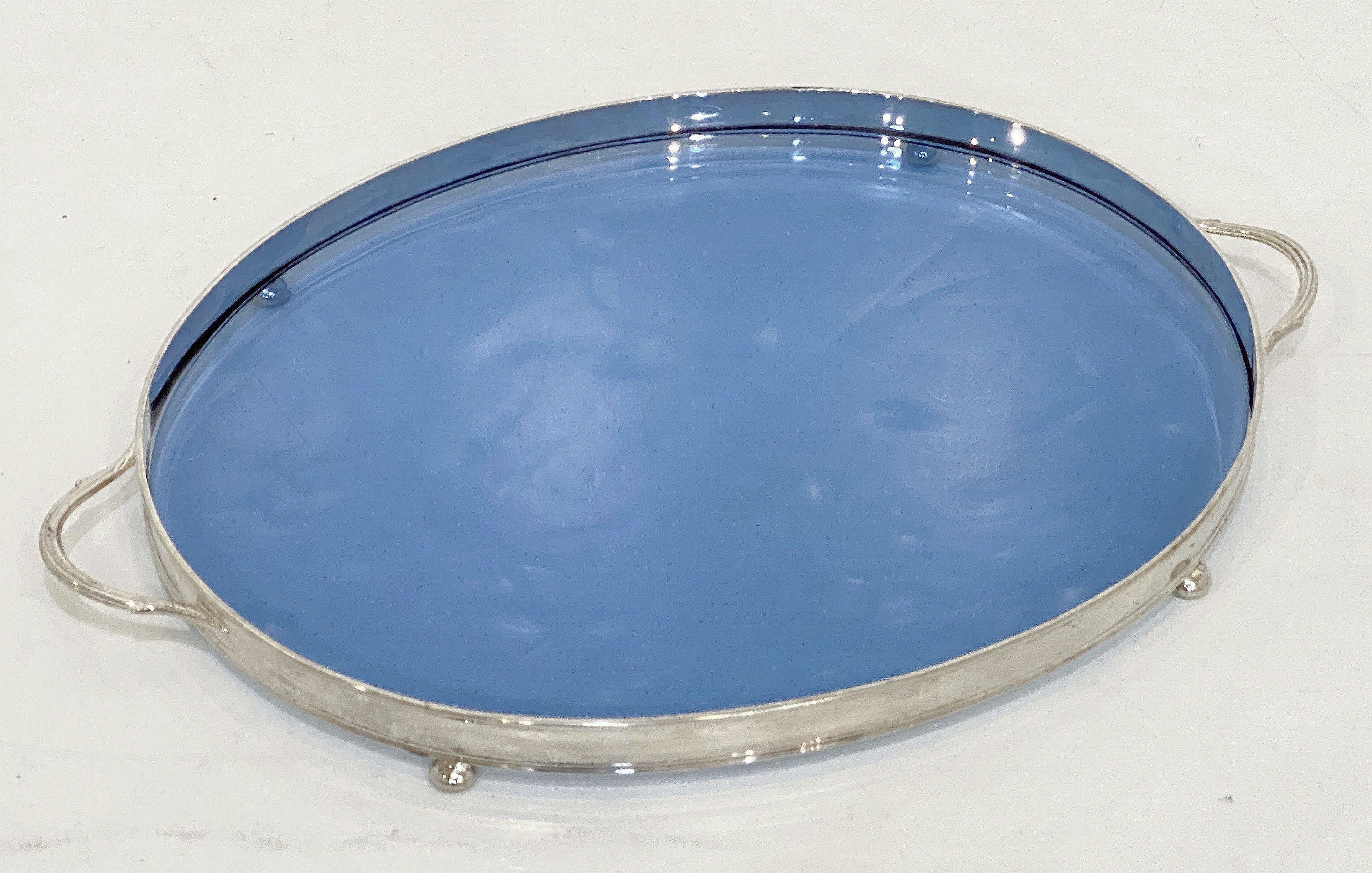 Plateau de service ovale en argent et verre bleu de l'époque Art déco d'Angleterre Bon état - En vente à Austin, TX