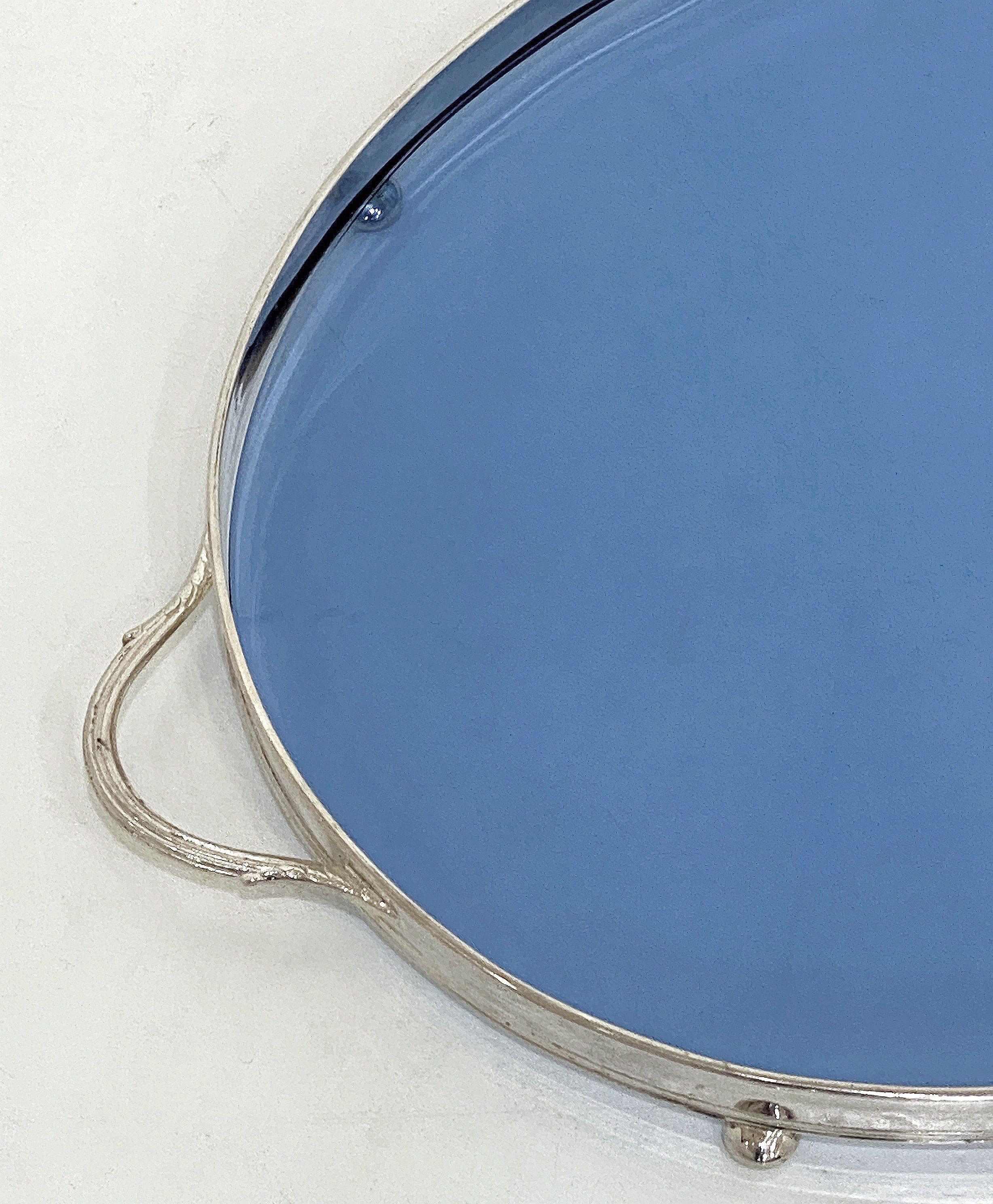 20ième siècle Plateau de service ovale en argent et verre bleu de l'époque Art déco d'Angleterre en vente