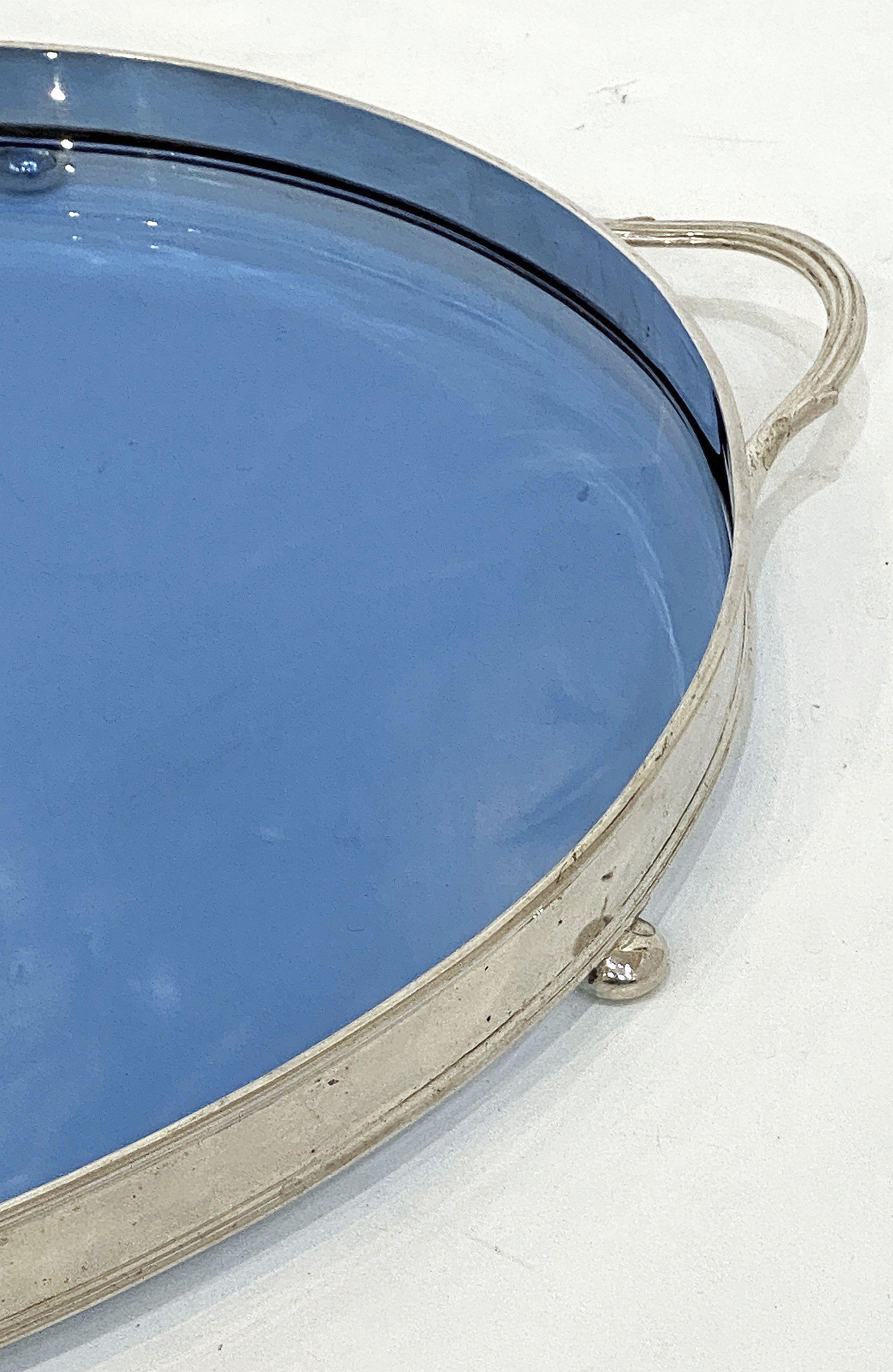 Verre Plateau de service ovale en argent et verre bleu de l'époque Art déco d'Angleterre en vente