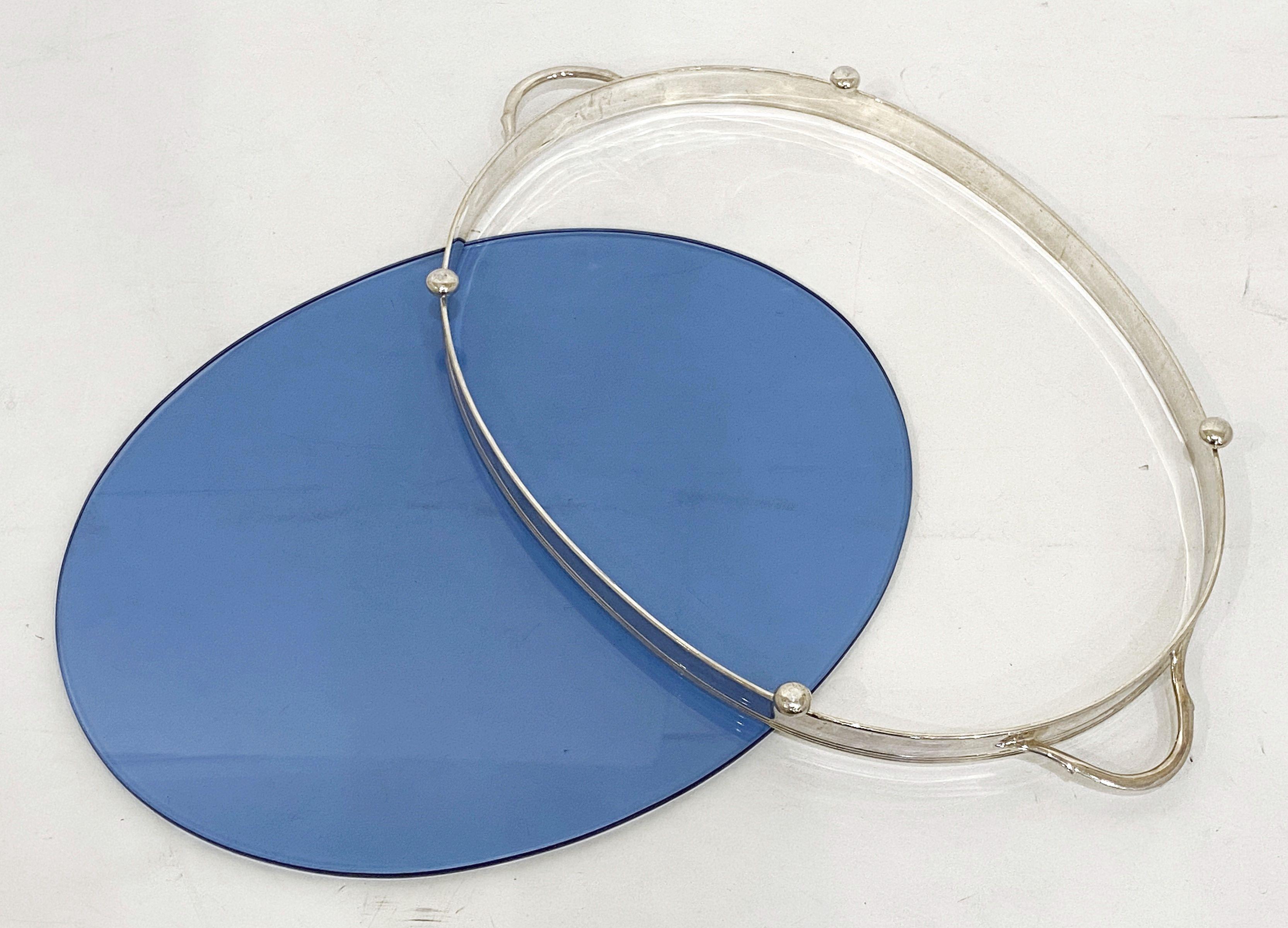 Plateau de service ovale en argent et verre bleu de l'époque Art déco d'Angleterre en vente 1