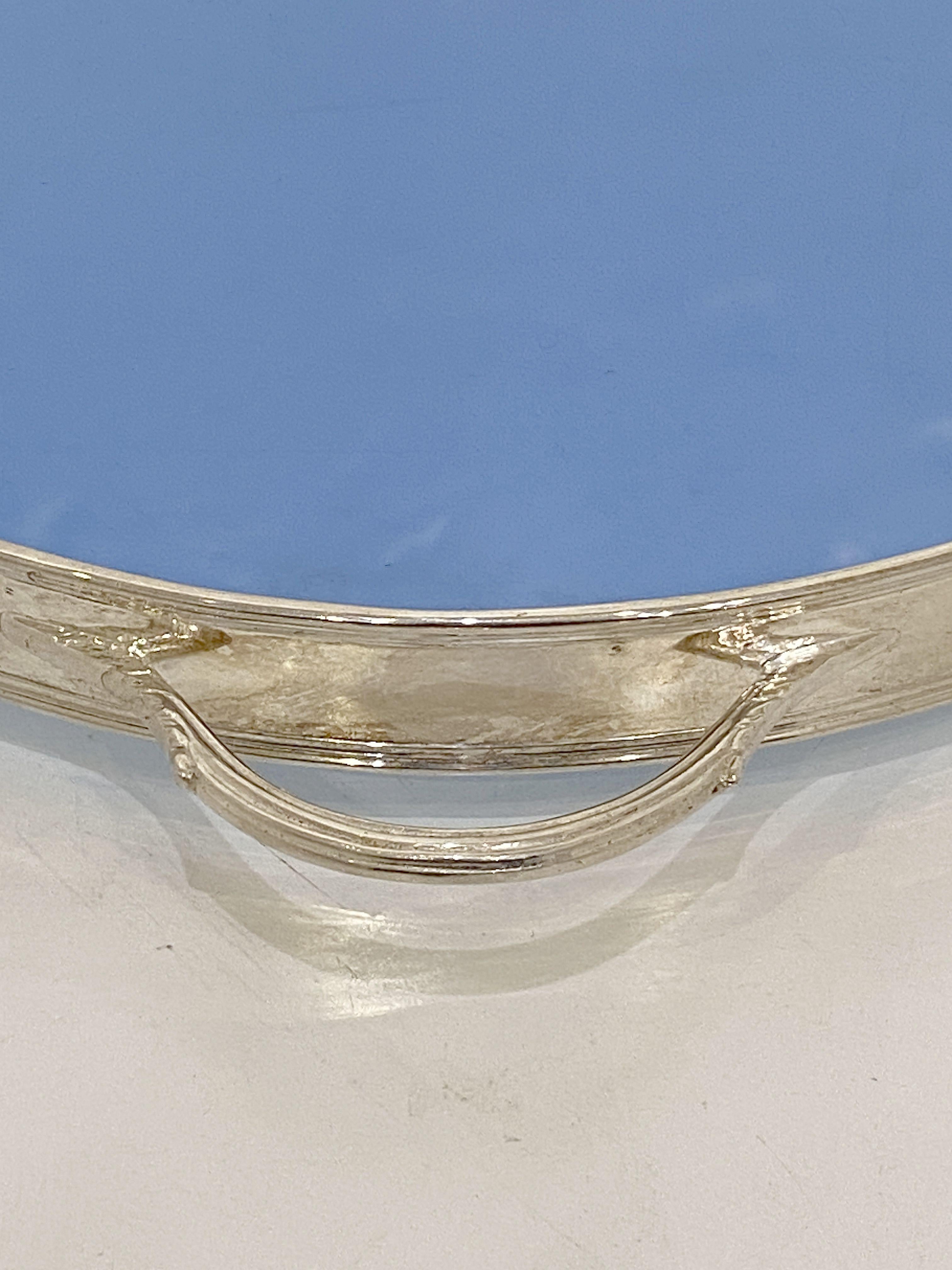Plateau de service ovale en argent et verre bleu de l'époque Art déco d'Angleterre en vente 2