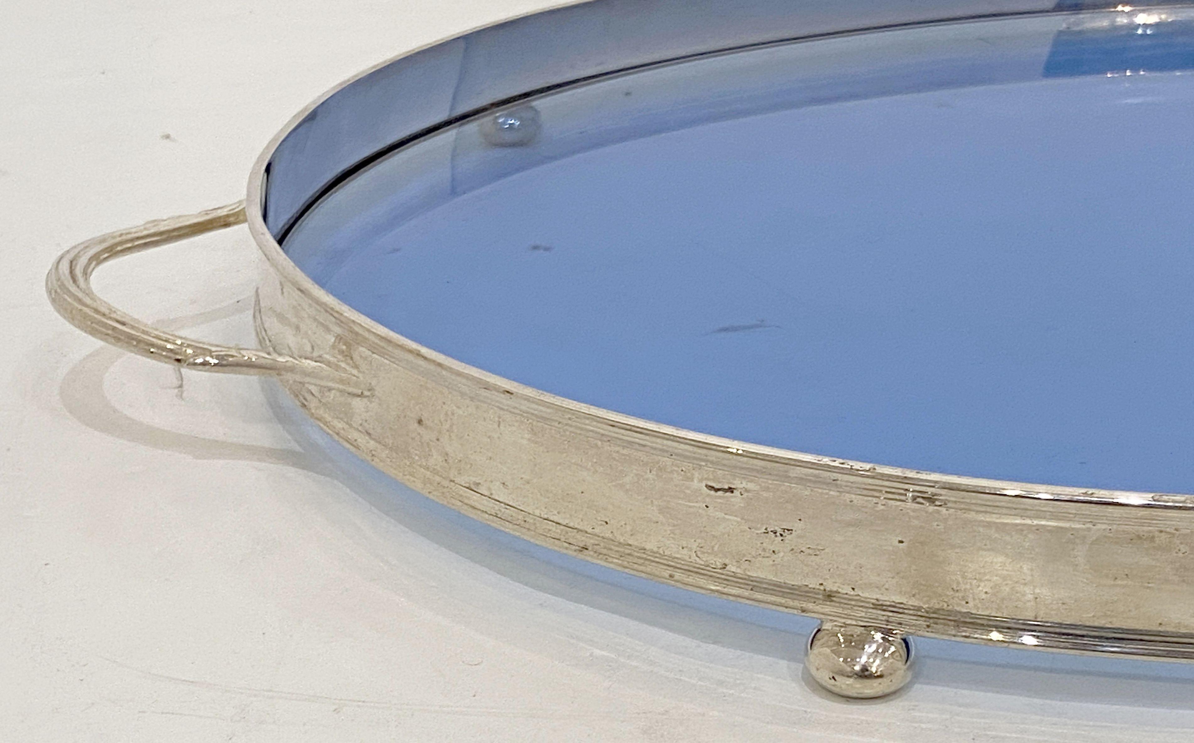 Plateau de service ovale en argent et verre bleu de l'époque Art déco d'Angleterre en vente 3