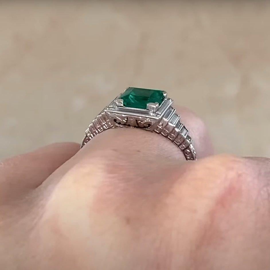 Bague d'époque Art Déco en émeraude de taille carrée (environ 0,70 carats) et diamant de taille française Excellent état - En vente à New York, NY