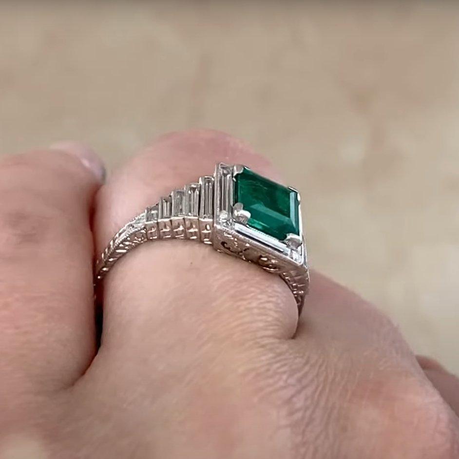 Bague d'époque Art Déco en émeraude de taille carrée (environ 0,70 carats) et diamant de taille française Pour femmes en vente