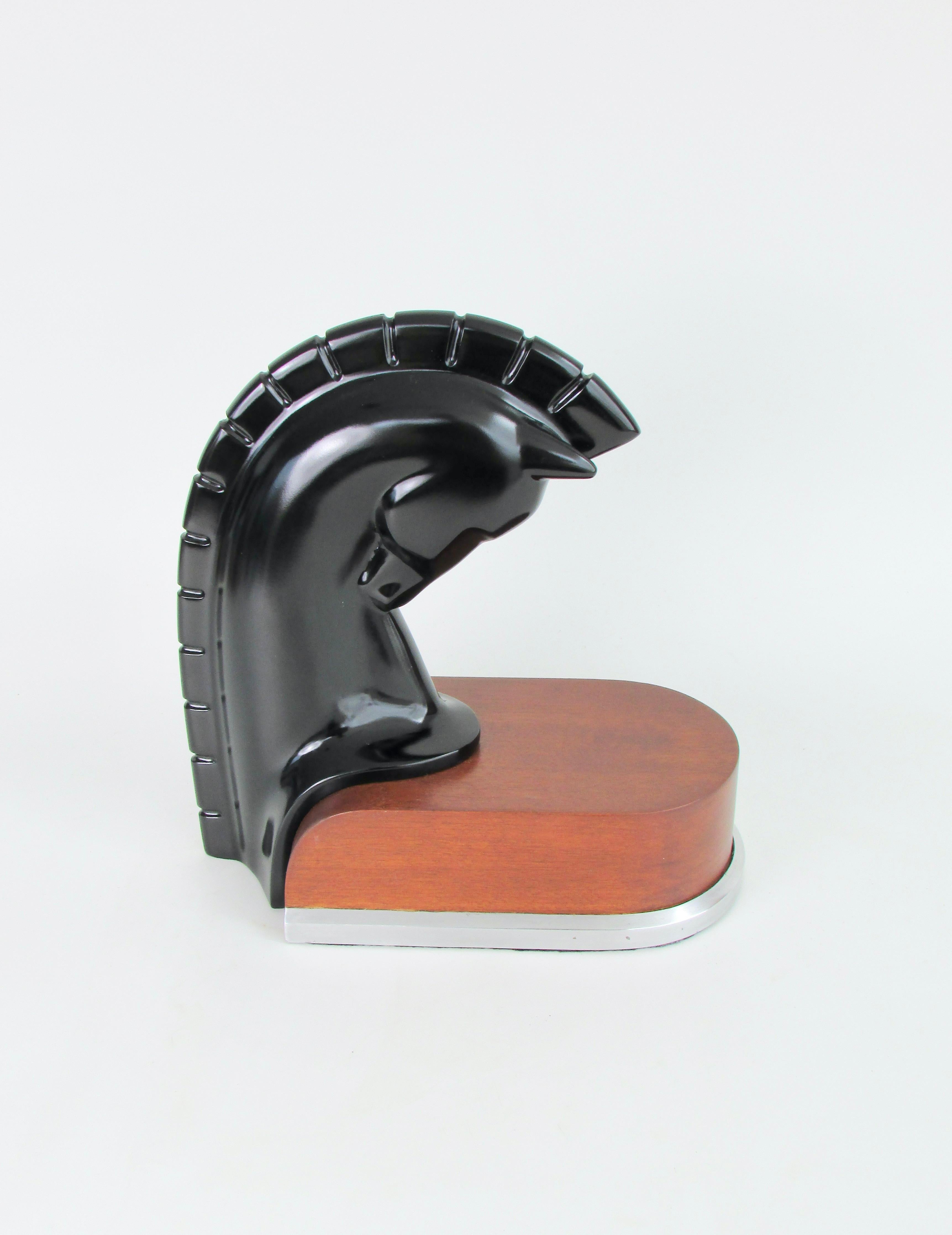 Sculpture de tête de cheval stylisée de l'époque Art déco sur socle profilé en bois et aluminium en vente 1