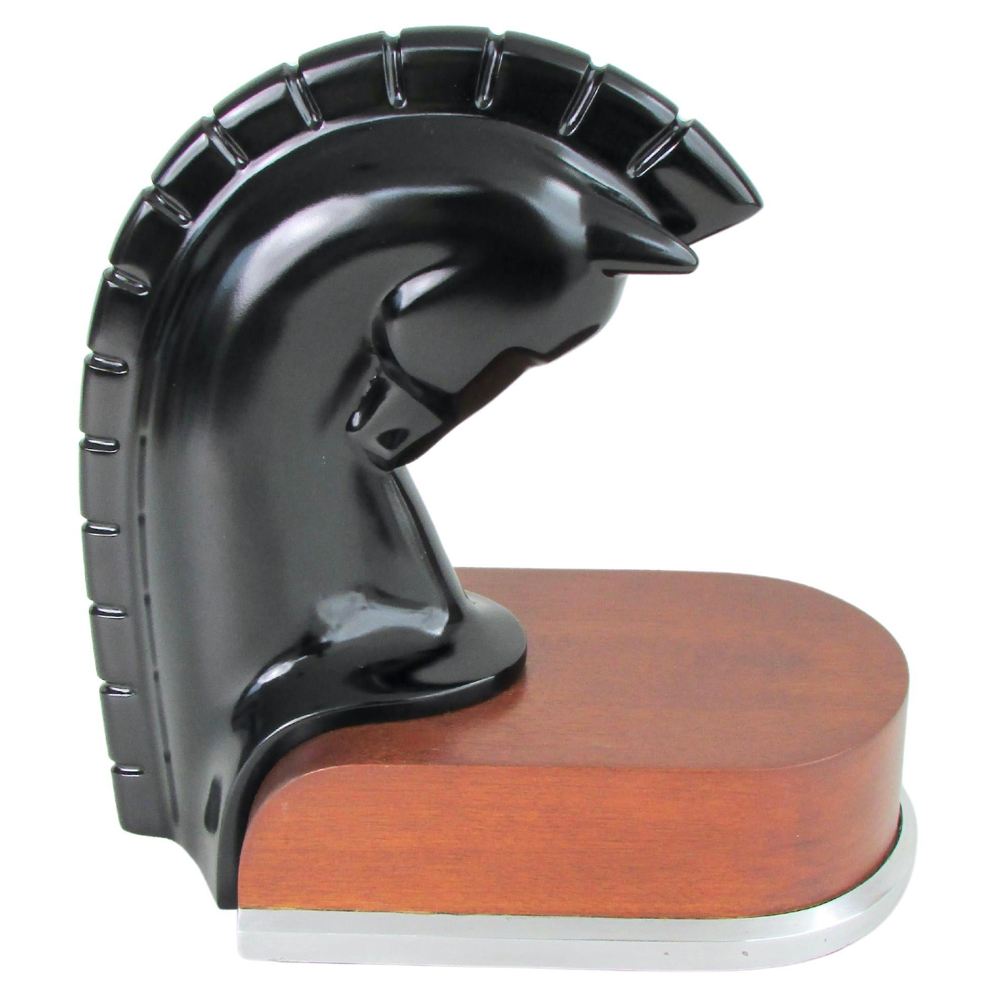 Escultura de cabeza de caballo estilizada de la época Art Déco sobre base aerodinámica de madera y aluminio