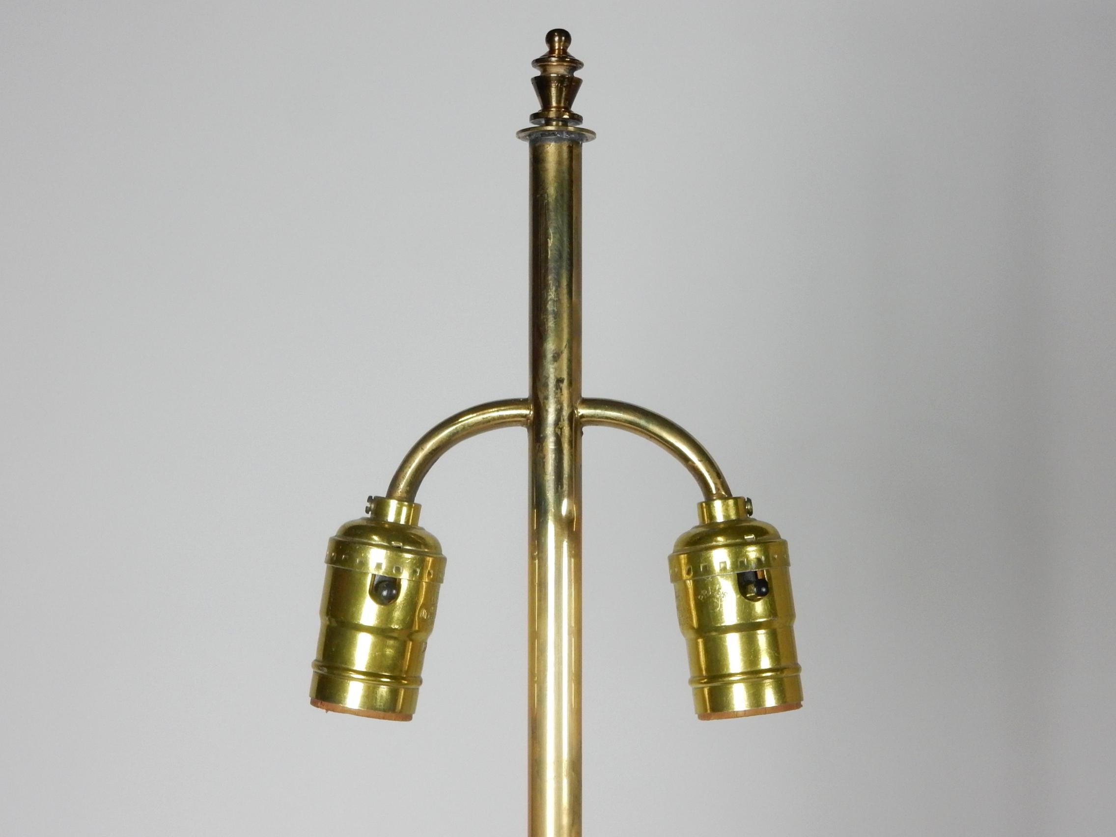 Hohe Messing-Kerzenständer-Tischlampen aus der Art-déco-Ära im Angebot 2