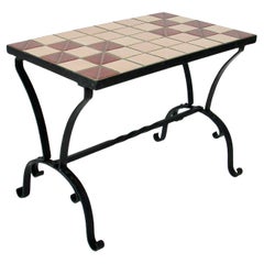Mesa de azulejos de la época Art Déco sobre base de hierro forjado remachado