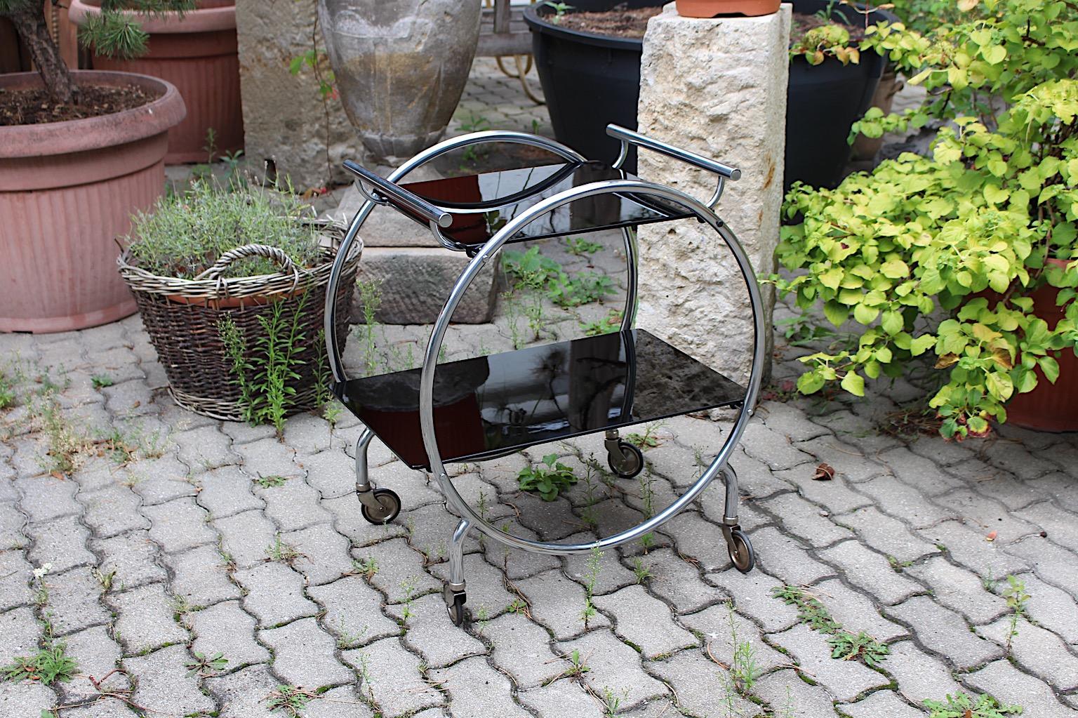 Art Deco Era Vintage Bauhaus Chromed Metal Glass Bar Cart or Cart, 1930s Germany In Good Condition For Sale In Vienna, AT