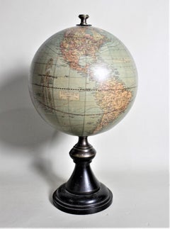 Globe mondial de bureau Weber-Costello de 12 pouces avec base en bois tourné de l'époque Art Déco