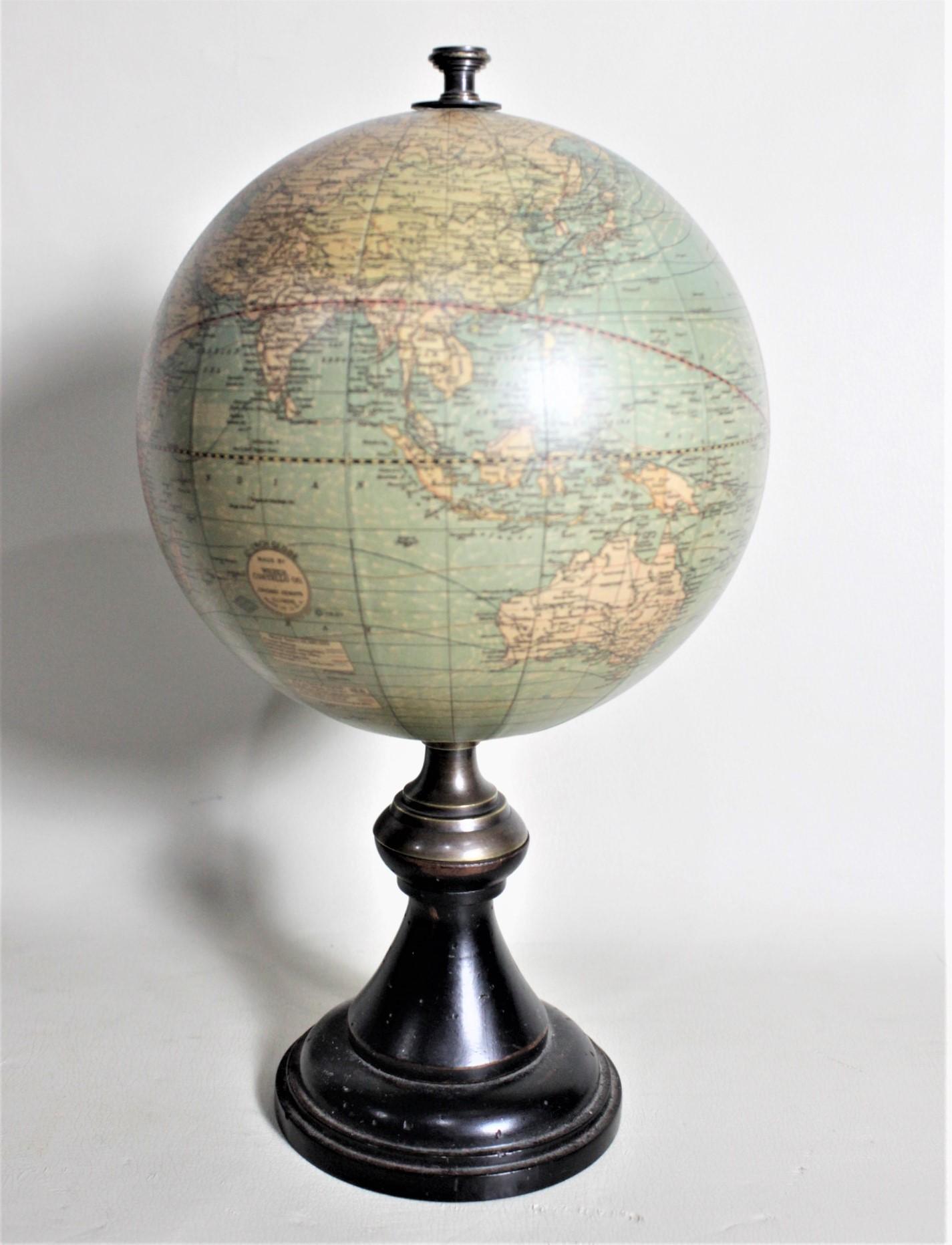 Fait à la machine Globe mondial de bureau Weber-Costello de 12 pouces avec base en bois tourné de l'époque Art Déco en vente