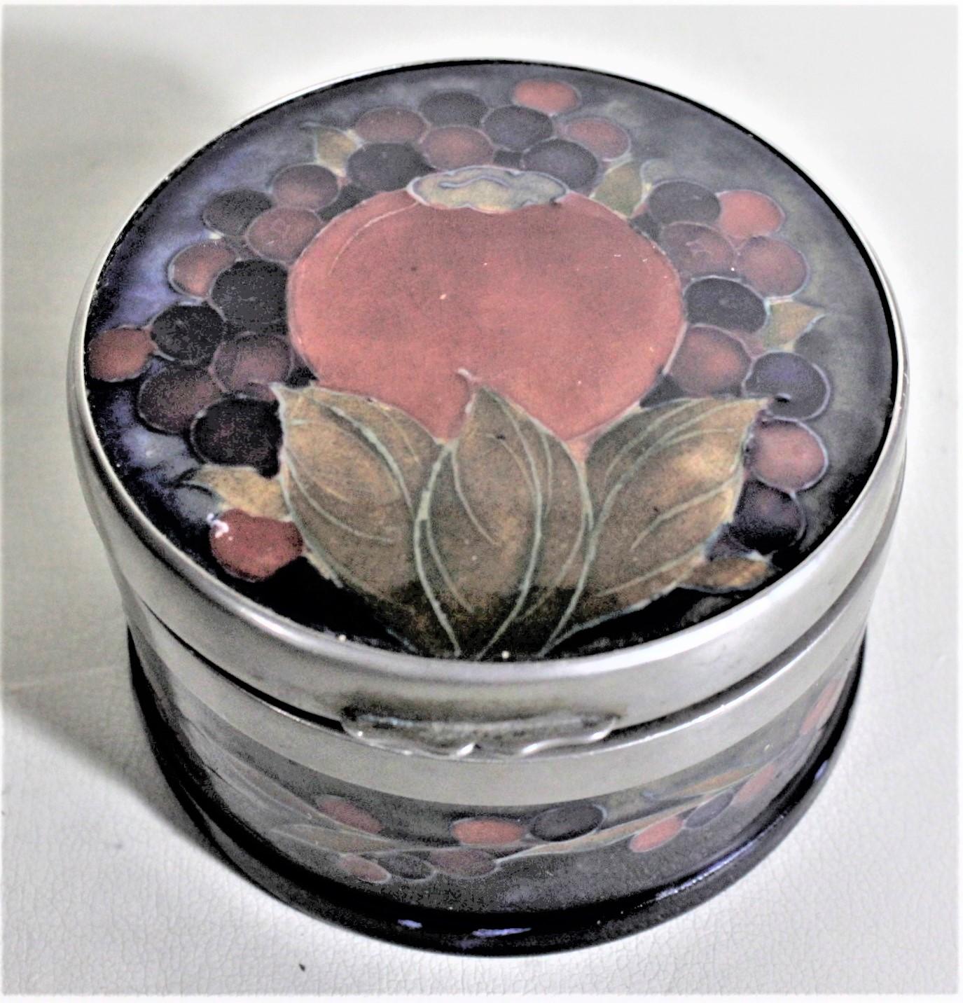 Art Deco Era William Moorcroft Pomegranate Lidded Dresser or Vanity Jar or Box In Good Condition For Sale In Hamilton, Ontario