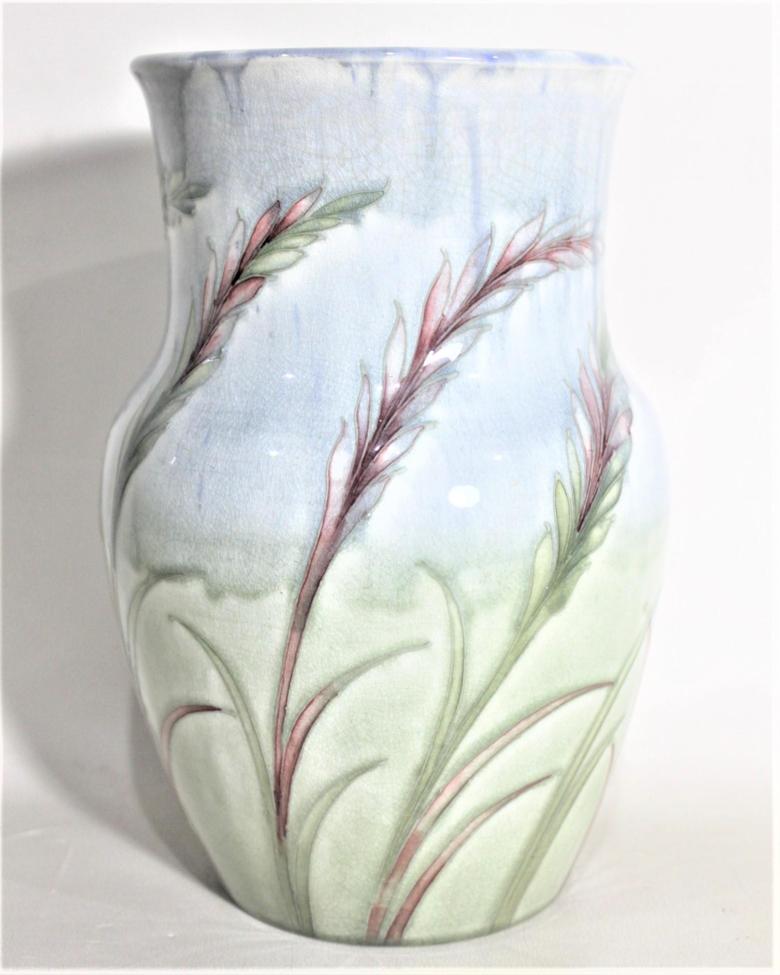 Anglais Vase en poterie d'art en corne ondulée de l'époque Art Déco de William Moorcroft en vente