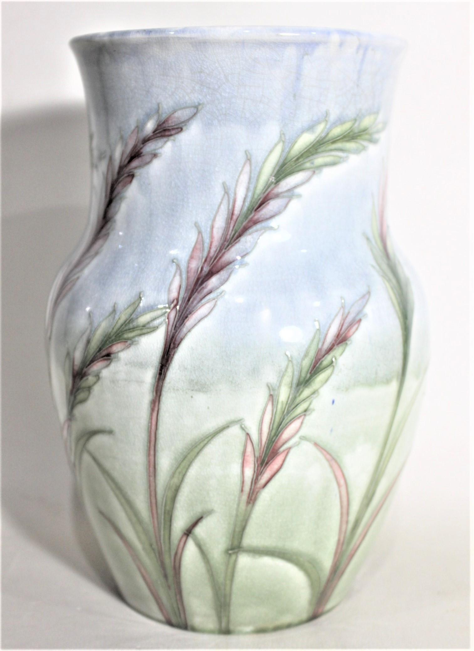 Fait main Vase en poterie d'art en corne ondulée de l'époque Art Déco de William Moorcroft en vente